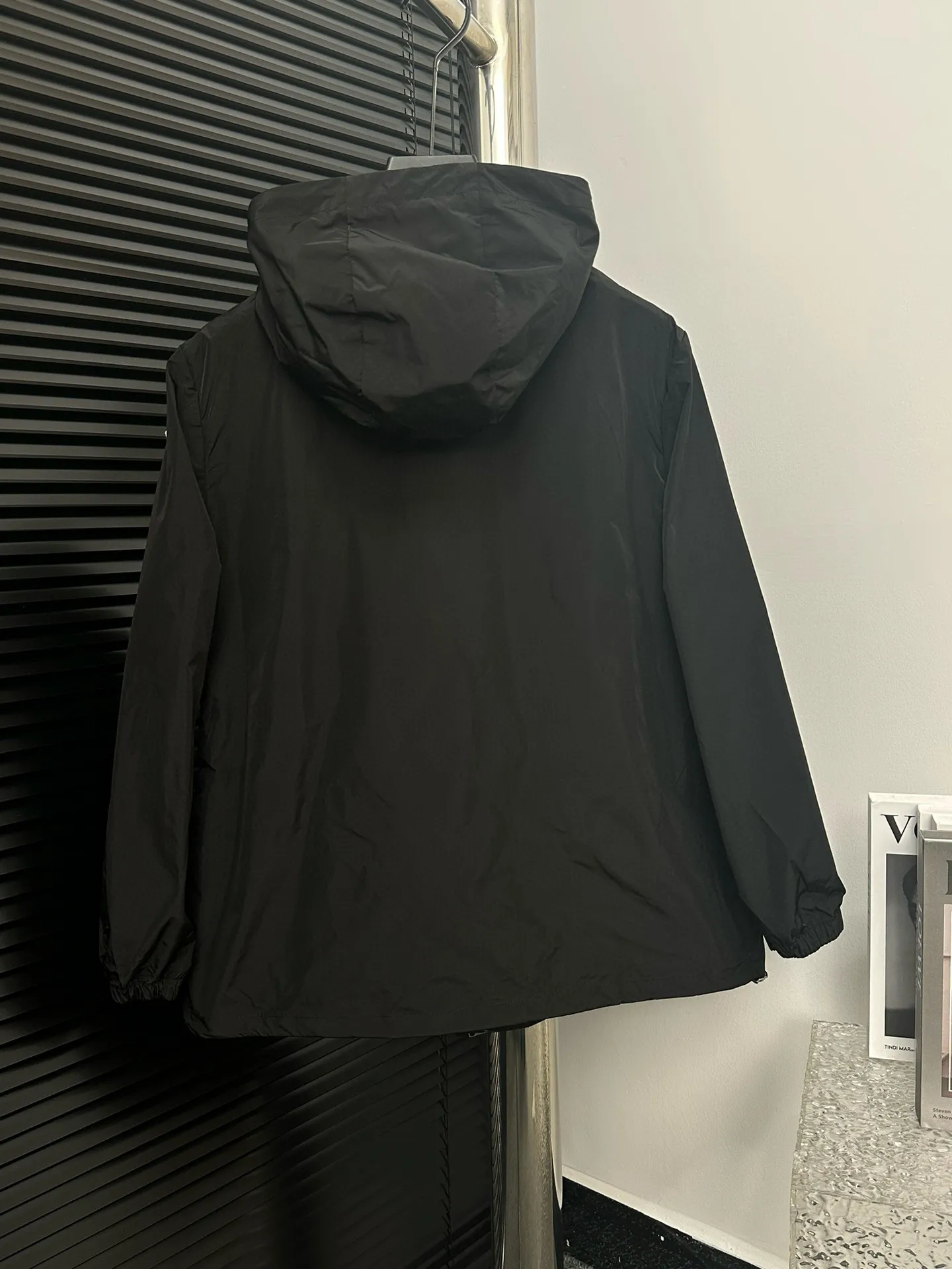 P480 [Moncler] Hooded Sun Protection Jacket for Women with Mouth Cover, Short Jacket, Sun Protection Jacket. Super breathable, perfect for sun protection in summer! This year’s hot workwear element, the mid-length version is also great at covering your flesh! The original hardware mold opening cannot be said to be similar, it can only be said to be exactly the same. Color: Black Milky White Pink Size: 0 1 2