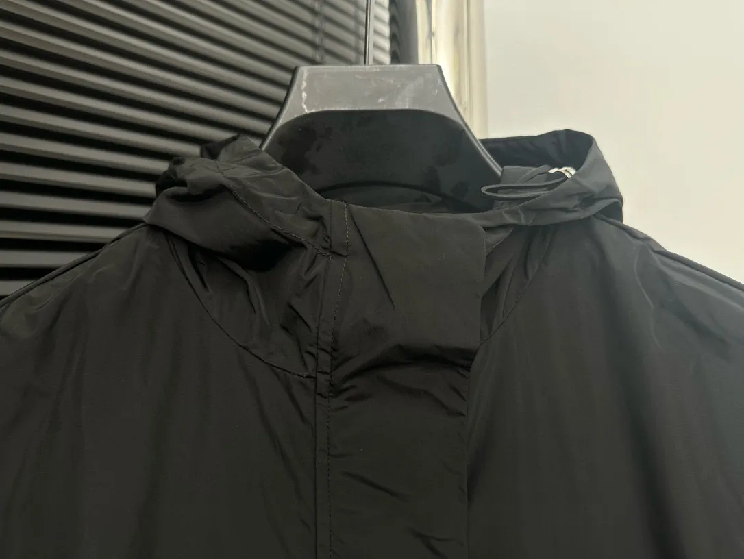 P480 [Moncler] Hooded Sun Protection Jacket for Women with Mouth Cover, Short Jacket, Sun Protection Jacket. Super breathable, perfect for sun protection in summer! This year’s hot workwear element, the mid-length version is also great at covering your flesh! The original hardware mold opening cannot be said to be similar, it can only be said to be exactly the same. Color: Black Milky White Pink Size: 0 1 2