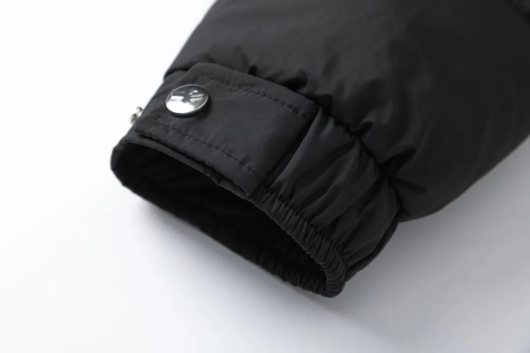 P920 with dust bag) Moncler/Moncler's new autumn and winter product vezere' goose down diamond check down jacket This down jacket is a basic warm item. This down jacket is equipped with a hood, which can be easily removed according to the weather. The jacket silhouette and sleeve patch pockets pay homage to the iconic Moner Maya down jacket. ·Made from longue saison fabric ·Lon lé ger brillant lining filled with 90% goose down Removable and adjustable hood with zipper and snap button closure Zippered pockets Sleeves with patch pockets ·Adjustable cuffs ·Drawstring hem Unisex Sizes: 1-5