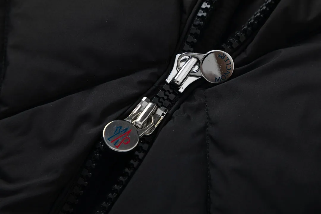 P920 with dust bag) Moncler/Moncler's new autumn and winter product vezere' goose down diamond check down jacket This down jacket is a basic warm item. This down jacket is equipped with a hood, which can be easily removed according to the weather. The jacket silhouette and sleeve patch pockets pay homage to the iconic Moner Maya down jacket. ·Made from longue saison fabric ·Lon lé ger brillant lining filled with 90% goose down Removable and adjustable hood with zipper and snap button closure Zippered pockets Sleeves with patch pockets ·Adjustable cuffs ·Drawstring hem Unisex Sizes: 1-5