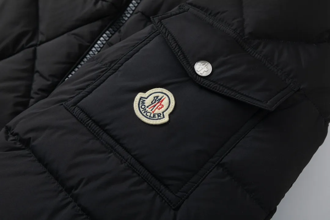 P920 with dust bag) Moncler/Moncler's new autumn and winter product vezere' goose down diamond check down jacket This down jacket is a basic warm item. This down jacket is equipped with a hood, which can be easily removed according to the weather. The jacket silhouette and sleeve patch pockets pay homage to the iconic Moner Maya down jacket. ·Made from longue saison fabric ·Lon lé ger brillant lining filled with 90% goose down Removable and adjustable hood with zipper and snap button closure Zippered pockets Sleeves with patch pockets ·Adjustable cuffs ·Drawstring hem Unisex Sizes: 1-5
