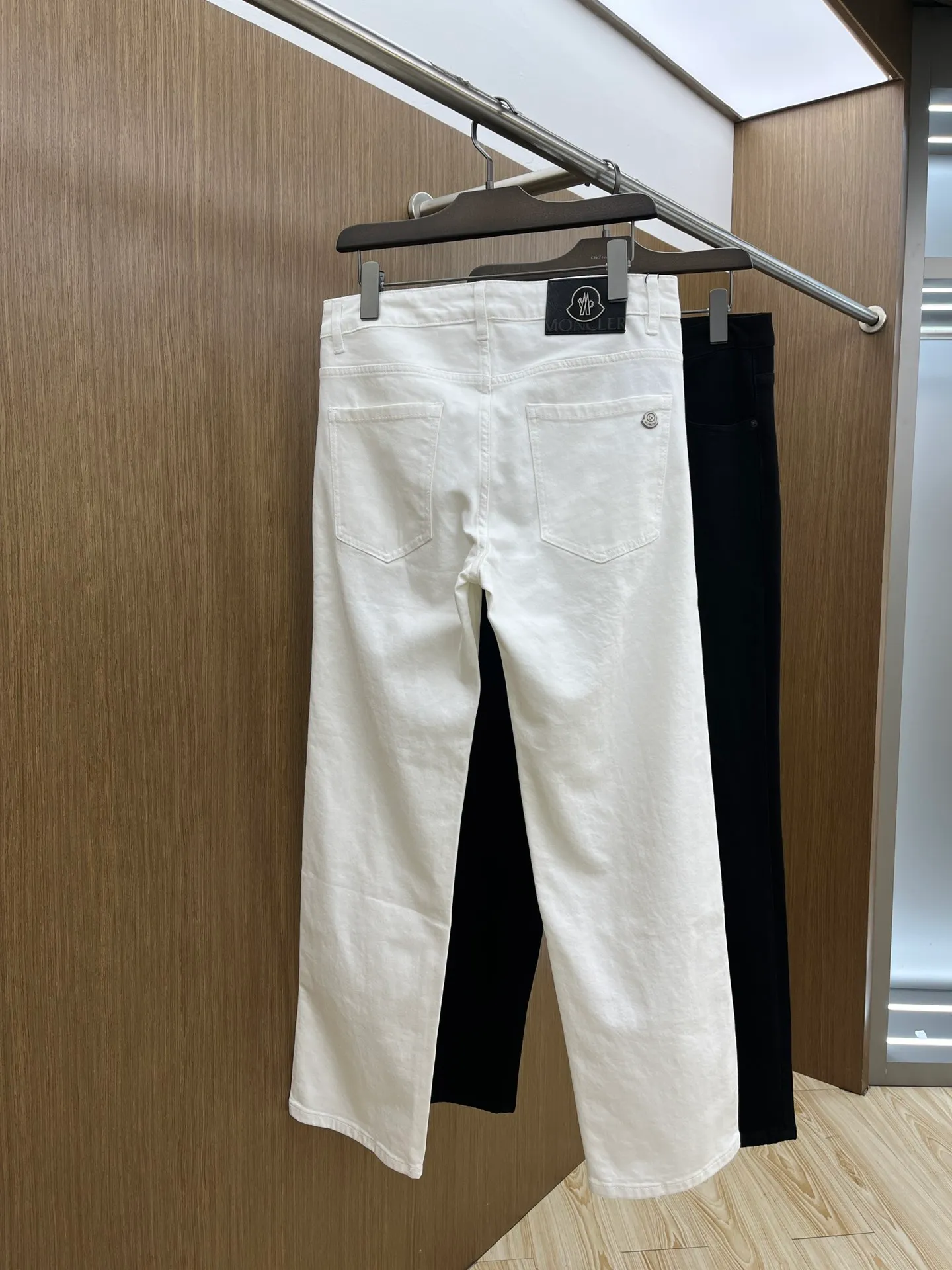 P240 Moncler 25ss🔥New light-colored denim trousers. The best original jeans in the physical store, suitable for all ages. Comfortable, soft and skin-friendly, the upper body effect is super fashionable and versatile, upright and stylish, a wardrobe must-have! Perfect for any occasion. Size: 28-38 (no 35.37)