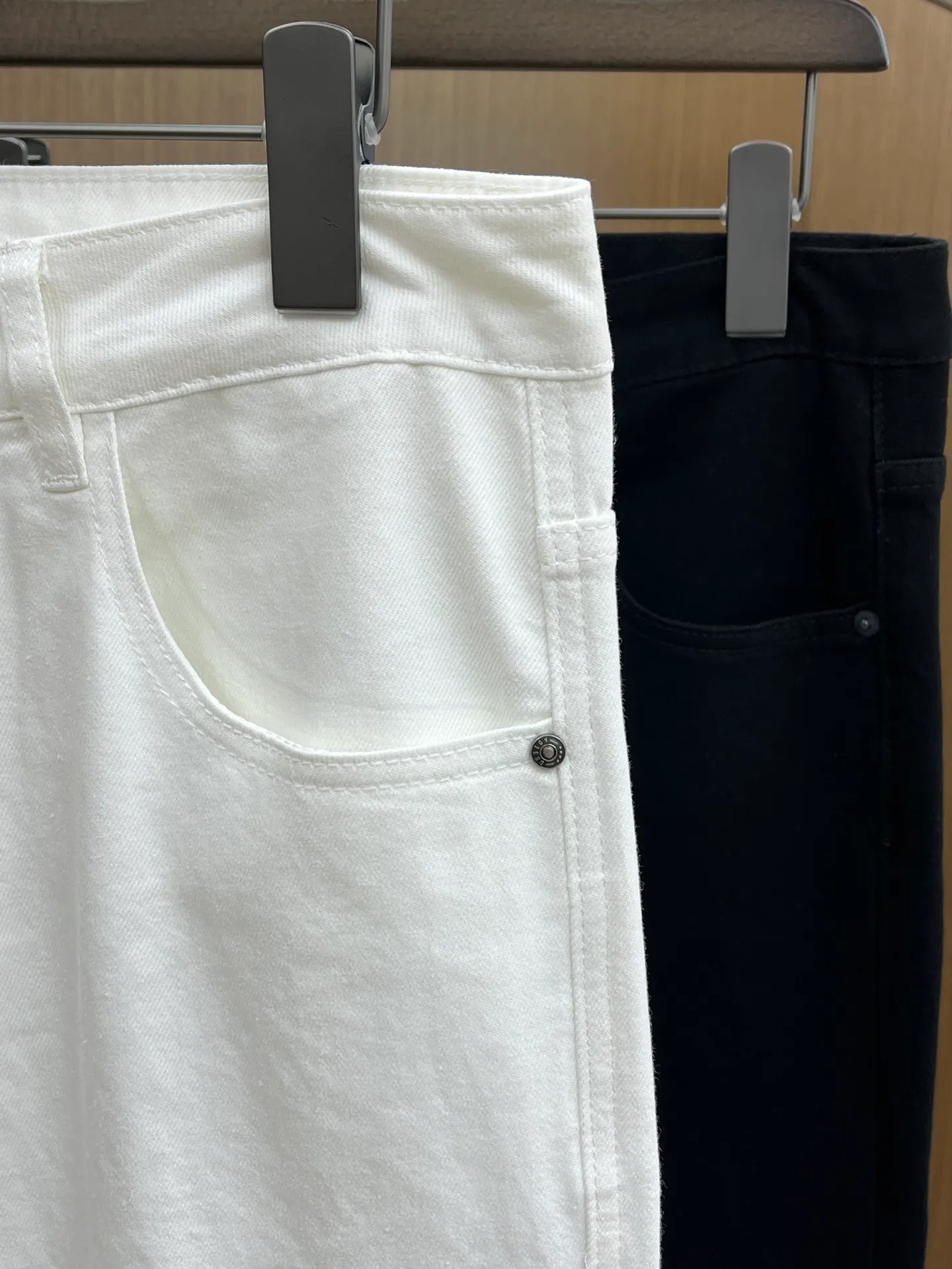 P240 Moncler 25ss🔥New light-colored denim trousers. The best original jeans in the physical store, suitable for all ages. Comfortable, soft and skin-friendly, the upper body effect is super fashionable and versatile, upright and stylish, a wardrobe must-have! Perfect for any occasion. Size: 28-38 (no 35.37)