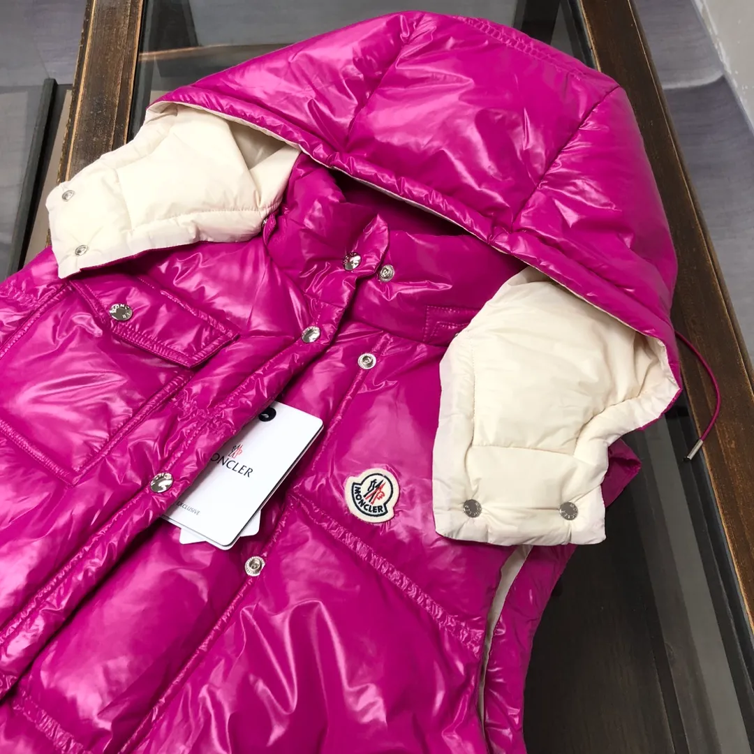 P900——————💛Women’s Moncler 25 autumn and winter latest product Pario women’s hooded down vest (hat🉑removable) Pario down vest cleverly uses shape and texture to show modern style. Made from functional super laque nylon fabric with a glossy finish. This hooded insulated piece features a double-snap closure for an asymmetrical shape. Trimmed with quilting in different sizes for a geometric feel. Color: black, off-white, rose red Size: 0-1-2 (SML)