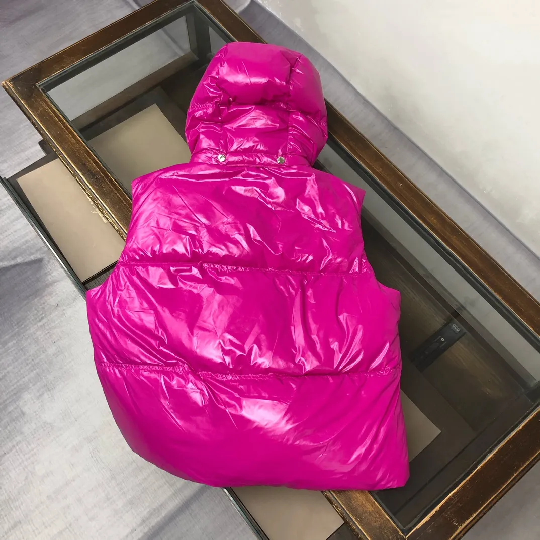 P900——————💛Women’s Moncler 25 autumn and winter latest product Pario women’s hooded down vest (hat🉑removable) Pario down vest cleverly uses shape and texture to show modern style. Made from functional super laque nylon fabric with a glossy finish. This hooded insulated piece features a double-snap closure for an asymmetrical shape. Trimmed with quilting in different sizes for a geometric feel. Color: black, off-white, rose red Size: 0-1-2 (SML)
