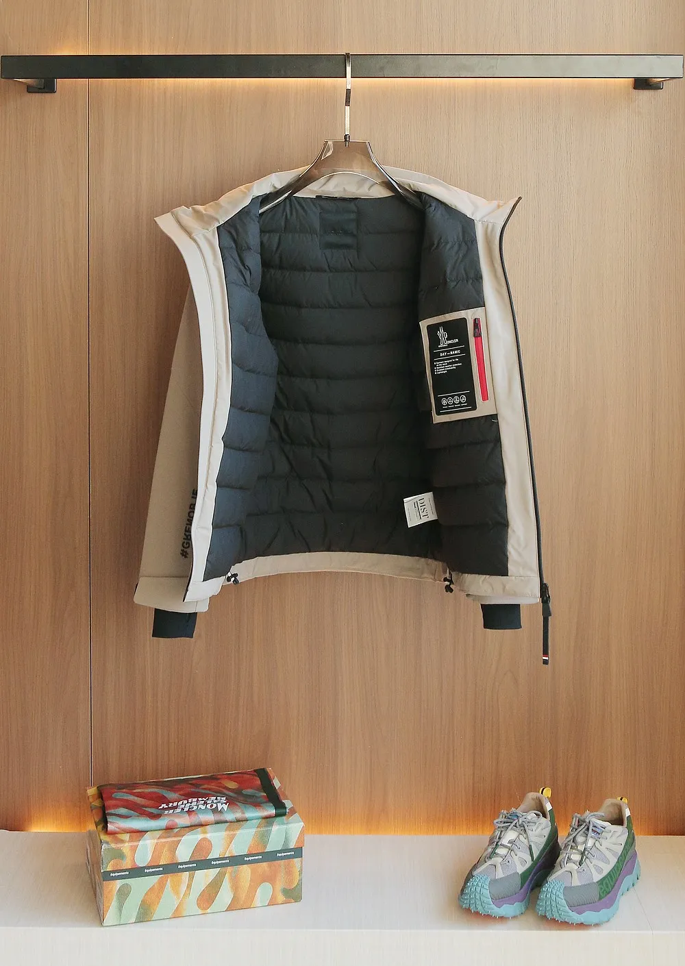 P1660 Old OEM channel, Moncler 25FW new thin and light men's hooded casual down jacket! Trading company orders Jeluz men's down inspired by classic, men's choice for outdoor activities! The product is made of GORE-Tex waterproof outdoor sports fabric and decorated with recyclable details, which demonstrates the brand's commitment to external environmental protection. The adjustable cuffs and two-way zipper ensure easy wearing and adjustment of the silhouette; the interior is made of European-standard environmentally friendly 90% white duck down + 10% feather high-content filling, which is warmer and lighter than traditional down jackets in the past. You will know its high-end atmosphere when you try it in person. The upper body is comfortable, warm and breathable without any bloated feeling! At the same time, it has a high sense of class and recognition. The seams of the body are all cut in position to ensure visual beauty, which is very time-consuming and material-consuming! The fashionable detachable vest can be worn alone. The detachable hooded stand-up collar design is easy to disassemble and assemble to create different fashionable looks. The concealed placket, two-way zipper opening and closing, elastic cuffs and drawstring hem cuff design can better withstand the cold wind and keep the upper body warm in autumn and winter. It is a tall and stylish item! Color: black, high-grade gray, off-white Size: M-3XL G9003 data reference: Size 0: shoulder width 51cm-bust 114cm-shirt length 70cm-sleeve length 61cm Size 1: shoulder width 52cm-chest 118cm-shirt length 71cm-sleeve length 62cm Size 2: shoulder width 53cm-chest 122cm-shirt length 72cm-sleeve length 63cm 3 Size: Shoulder width 54cm - Bust 126cm - Clothing length 73cm - Sleeve length 64cm Size 4: Shoulder width 55cm - Bust 130cm - Clothing length 75cm - Sleeve length 64cm