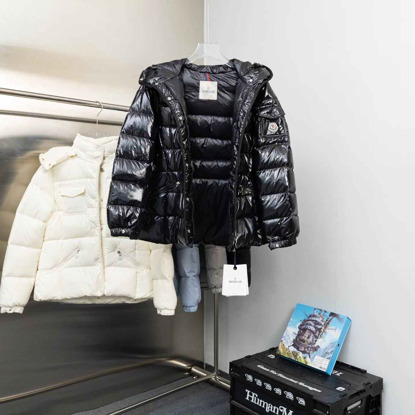P800 2025 new autumn and winter style 🆕Moncler Meng Mouth Barante women's short hooded down and waisted jacket, huge slim waisted down jacket, using nylon oil-wax leather micro-wrinkling technology to make the whole dress show a high-end effect while being fashionable and easy to take care of. The detailed hardware is a new model with the same color and simple upper body, clean, slimming, age-reducing, fashionable, not bloated and warm. Color: cherry blossom pink, cream white, cool black