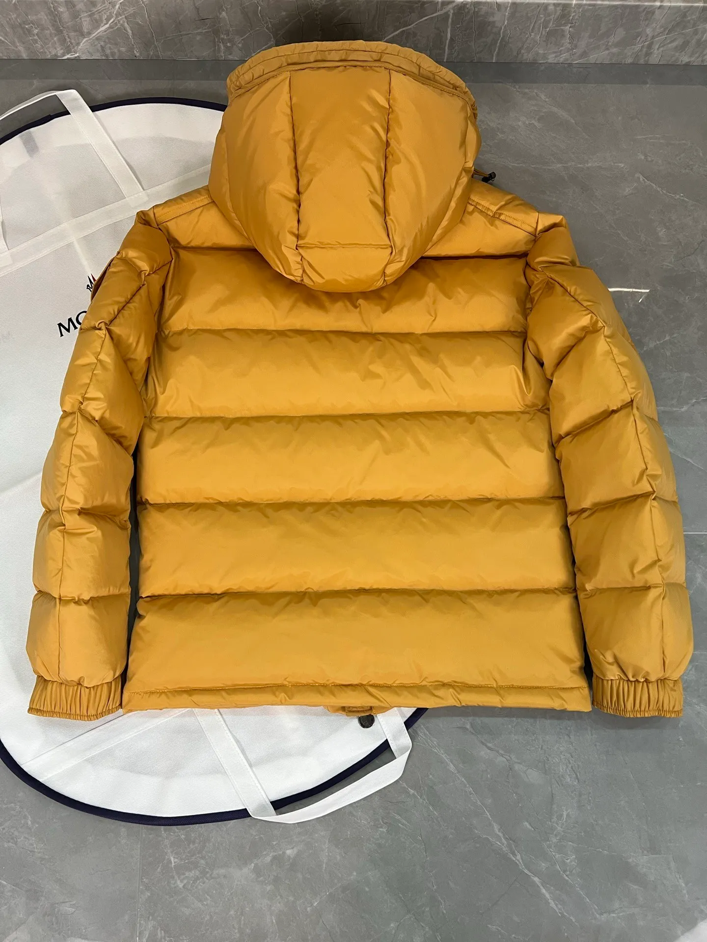 P800 (Maya hooded) Moncler's classic item, the style is highly recognizable. Made of lacquered nylon and available in a variety of colors, it's a stylish piece for casual commuting. The epitome of Moncler style. A classic cropped design that transcends seasons and styles, it features a statement silhouette, removable hood and adjustable hem. The cuffs are embellished with classic patch pockets, showing off the brand’s signature!
