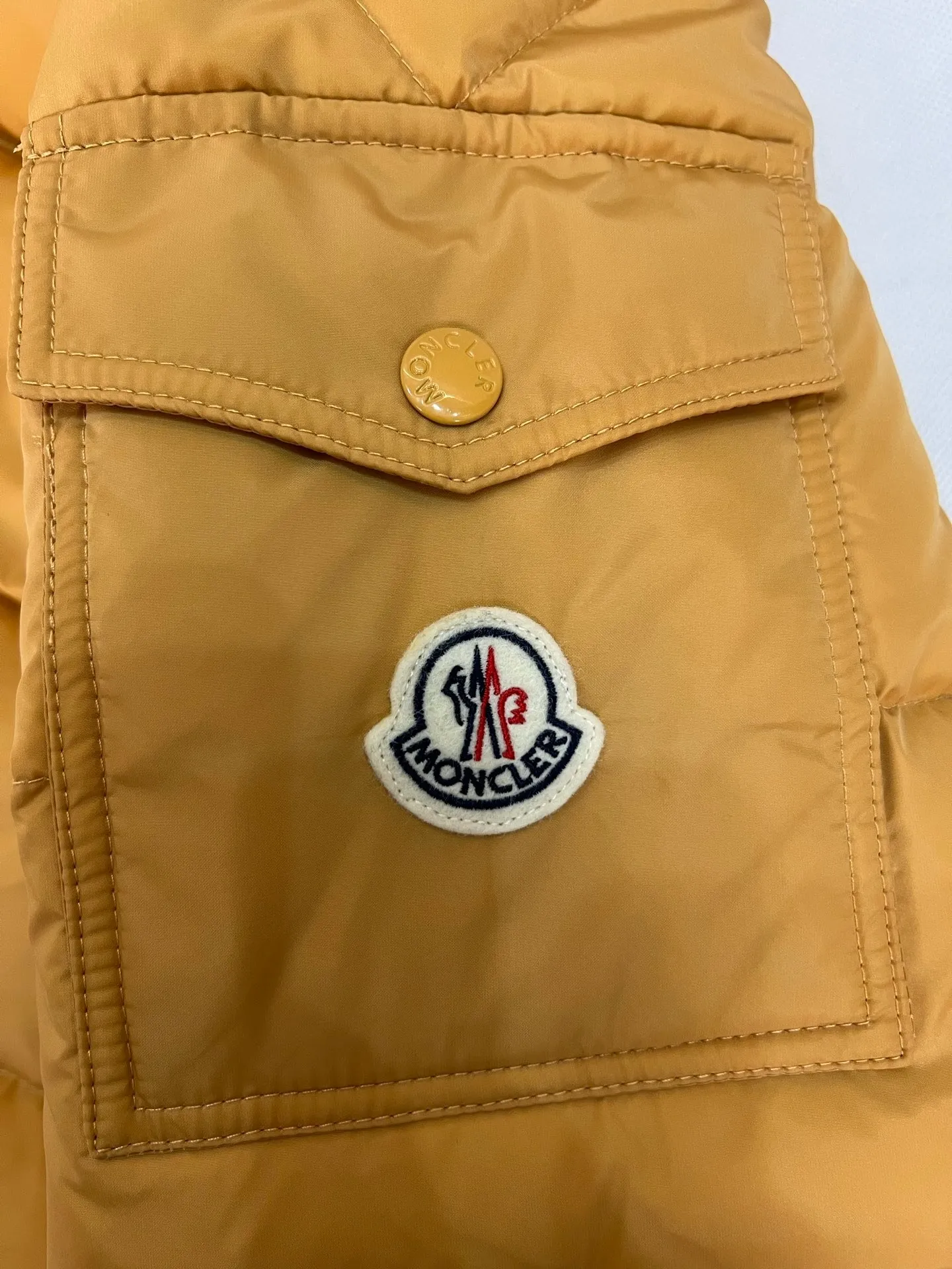 P800 (Maya hooded) Moncler's classic item, the style is highly recognizable. Made of lacquered nylon and available in a variety of colors, it's a stylish piece for casual commuting. The epitome of Moncler style. A classic cropped design that transcends seasons and styles, it features a statement silhouette, removable hood and adjustable hem. The cuffs are embellished with classic patch pockets, showing off the brand’s signature!