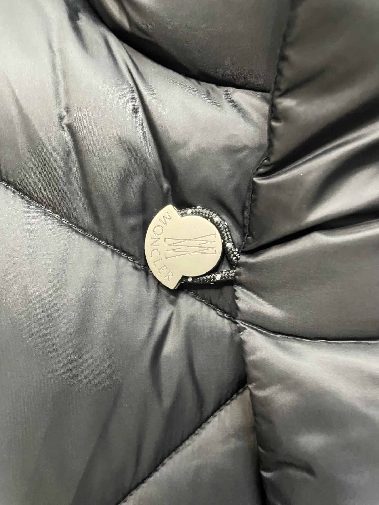 P980 Fei Dong collaborates with Moncler. Moncler once again joins hands with Pharrell Williams to create a joint series. The top 90 white duck I chose this time is the Moncler Genius product line. This Oak jacket is made of technical nylon, equipped with snap pockets and down padding to create the best warmth. The unique triangular car line will create a more artistic visual effect as a whole. The solid color dress is only decorated with LOGO on the chest and arms, which will not be too public while retaining the joint identity. It is also very versatile when paired together. This design technique has also appeared many times in Fei Dong’s joint brands, which is quite recognizable. Size: 1-5