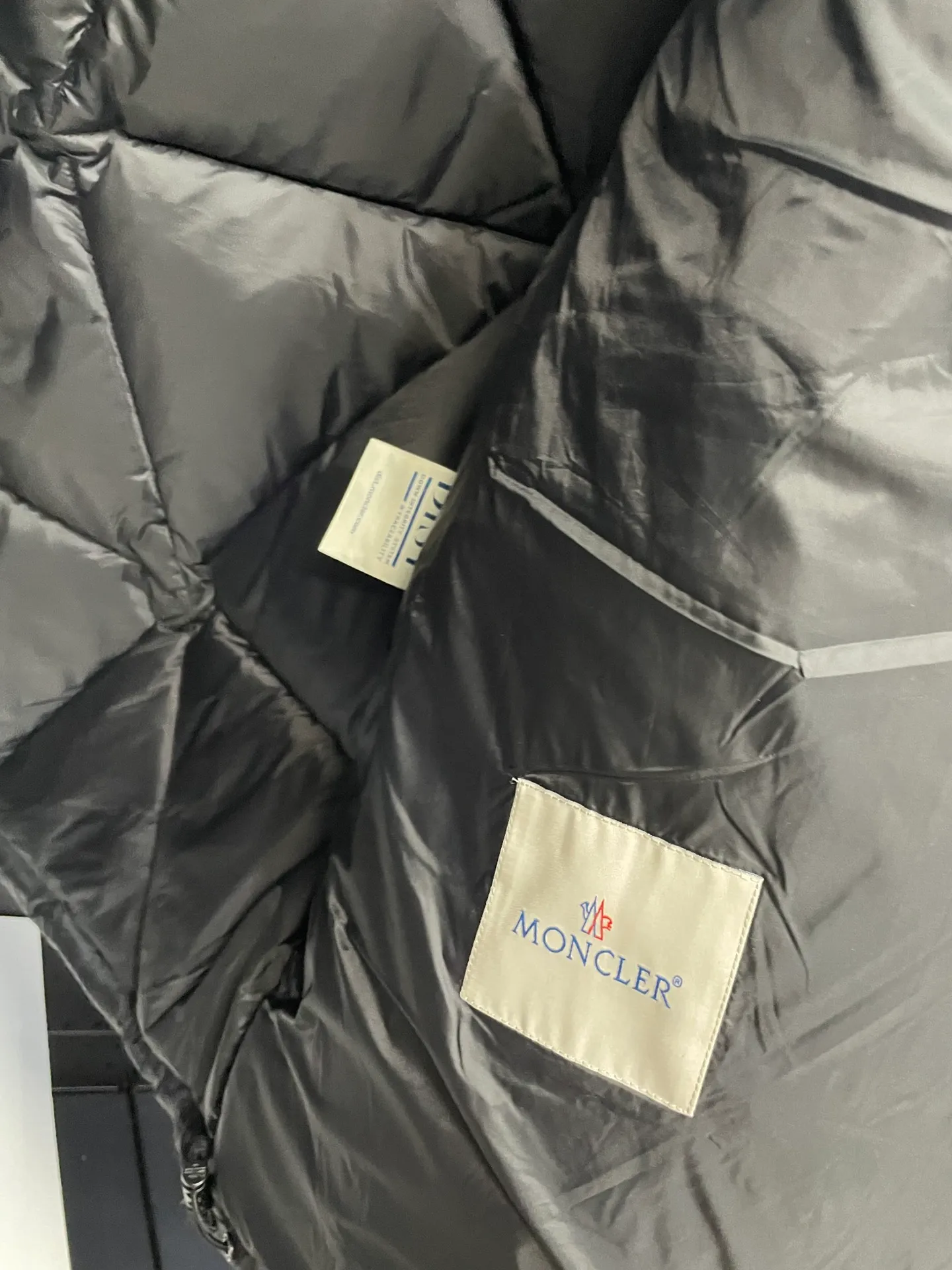 P980 Fei Dong collaborates with Moncler. Moncler once again joins hands with Pharrell Williams to create a joint series. The top 90 white duck I chose this time is the Moncler Genius product line. This Oak jacket is made of technical nylon, equipped with snap pockets and down padding to create the best warmth. The unique triangular car line will create a more artistic visual effect as a whole. The solid color dress is only decorated with LOGO on the chest and arms, which will not be too public while retaining the joint identity. It is also very versatile when paired together. This design technique has also appeared many times in Fei Dong’s joint brands, which is quite recognizable. Size: 1-5