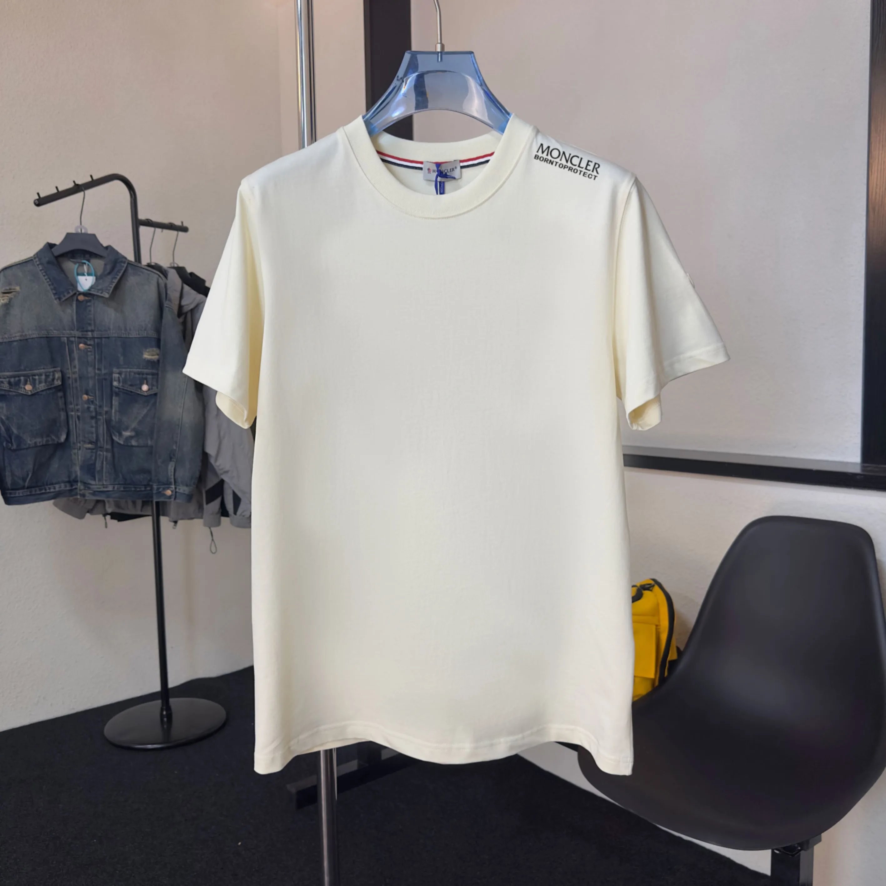 P140 💰Upgraded version "Mobile phone smart sensor ~ NFC chip armband ~ direct access to the official website for anti-counterfeiting" "Moncler ~ Mouth Mouth" 2025 new high-quality round neck short-sleeved T-shirt. The cuffs have imported embroidered labels. Customized dyeing, very comfortable to touch. Super versatile and good-looking short-sleeved. Complete with three labels. Non-market ordinary version. Feel free to compare. Quality is absolutely guaranteed! ‼ First of all, this original fabric is all custom-woven with 32-count double yarn fabric, 250G, and the weight is the same‼ Fine workmanship, double waistcoat method, double waistcoat method, double waistcoat method makes the whole dress more three-dimensional, which is not a craft that ordinary T-shirts can achieve🤪 Size: S-M-L-XL-2XL Color: black, white, apricot, same style for men and women