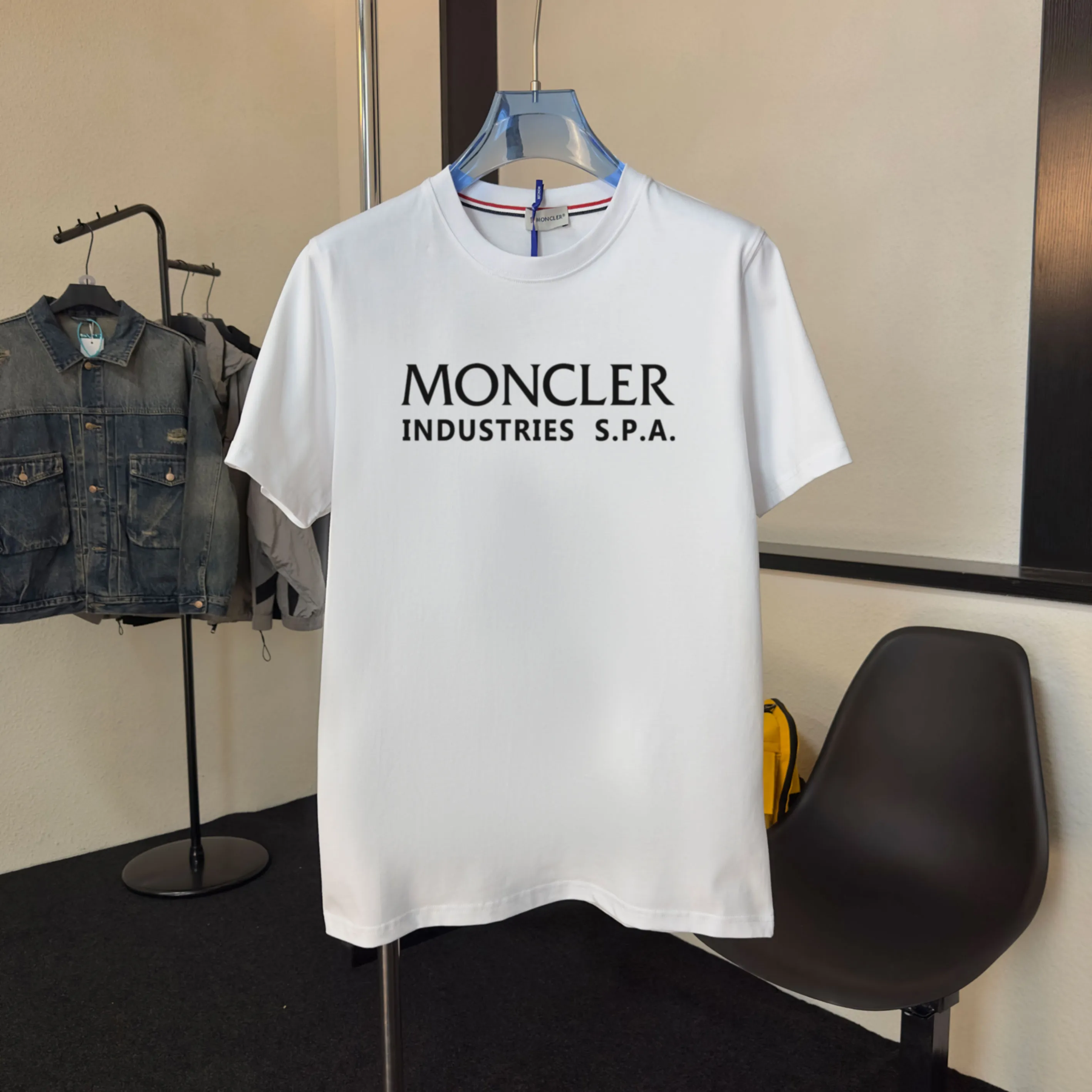 P140 Upgraded version "Mobile phone smart sensor ~ NFC chip armband ~ Direct access to the official website for anti-counterfeiting" "Moncler ~ Mouth Mouth" 2025 new high-quality round neck short-sleeved T-shirt. The cuffs have imported embroidered labels. Customized dyeing, very comfortable to touch. Super versatile and good-looking short-sleeved. Complete with three labels. Non-market ordinary version. Feel free to compare. Quality is absolutely guaranteed! ‼ First of all, this original fabric is all custom-woven with 32-count double yarn fabric, 250G, and the weight is the same‼ Fine workmanship, double waistcoat method, double waistcoat method, double waistcoat method makes the whole dress more three-dimensional, which is not a craft that ordinary T-shirts can achieve🤪 Size: S-M-L-XL-2XL Color: black, white, apricot, same style for men and women