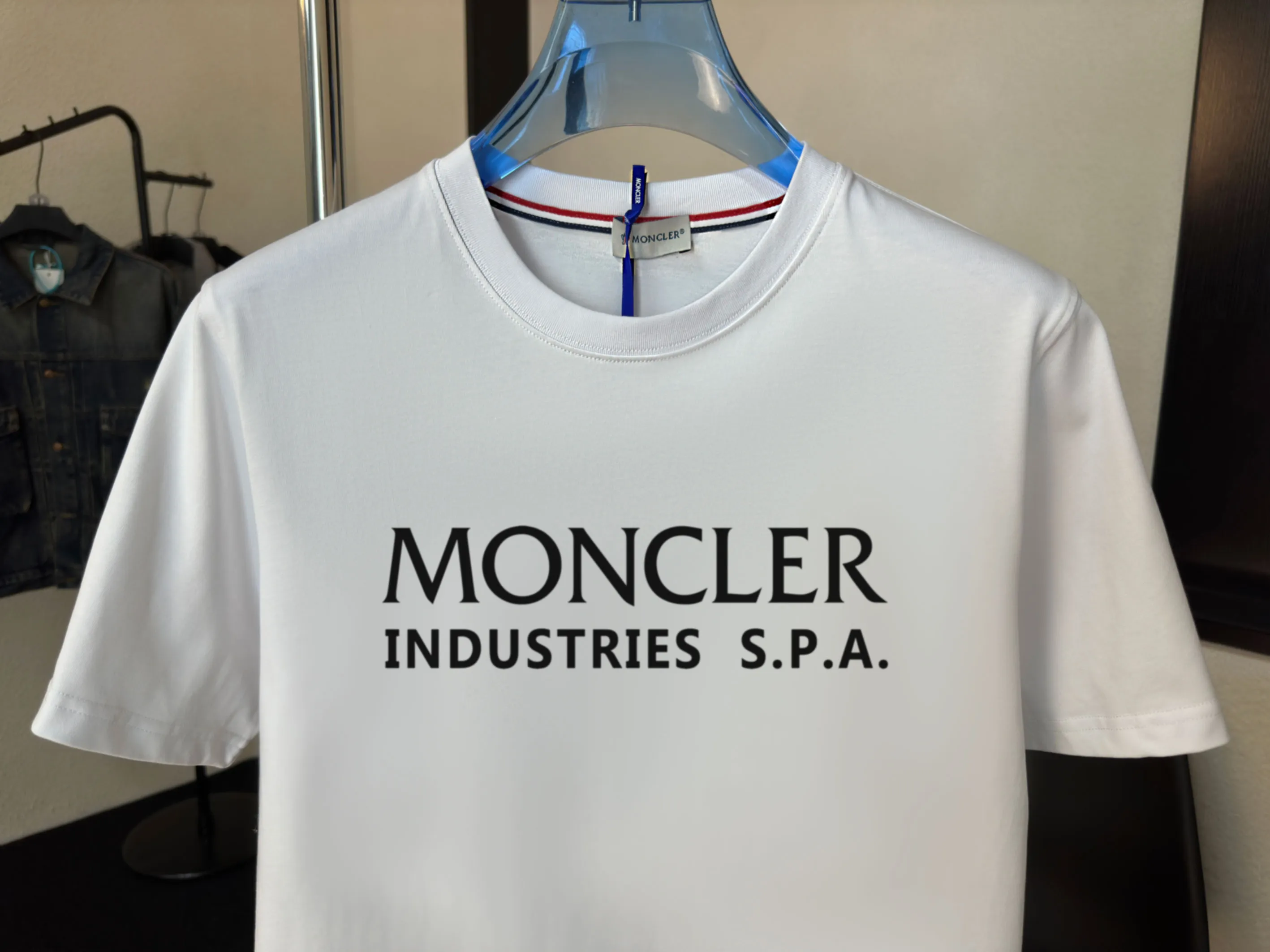 P140 Upgraded version "Mobile phone smart sensor ~ NFC chip armband ~ Direct access to the official website for anti-counterfeiting" "Moncler ~ Mouth Mouth" 2025 new high-quality round neck short-sleeved T-shirt. The cuffs have imported embroidered labels. Customized dyeing, very comfortable to touch. Super versatile and good-looking short-sleeved. Complete with three labels. Non-market ordinary version. Feel free to compare. Quality is absolutely guaranteed! ‼ First of all, this original fabric is all custom-woven with 32-count double yarn fabric, 250G, and the weight is the same‼ Fine workmanship, double waistcoat method, double waistcoat method, double waistcoat method makes the whole dress more three-dimensional, which is not a craft that ordinary T-shirts can achieve🤪 Size: S-M-L-XL-2XL Color: black, white, apricot, same style for men and women