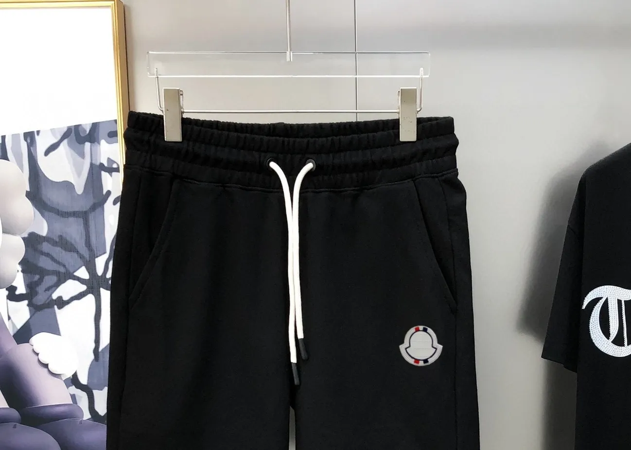 P230 Moncler 2024 new original men's casual shorts, the latest release on the official website of the counter, ✨ High-end quality, simple, fashionable and elegant ✨ Classic logo LOGO design, customized original imported 100% cotton fabric, simple and elegant, versatile style, elegant and handsome upper body, brand new sense of sight! The details are all in place, no one is picky about the upper body, and you must pay for your own money. Size: S-XL (can wear up to 185 pounds, please state your height and weight when placing an order) Black Gray