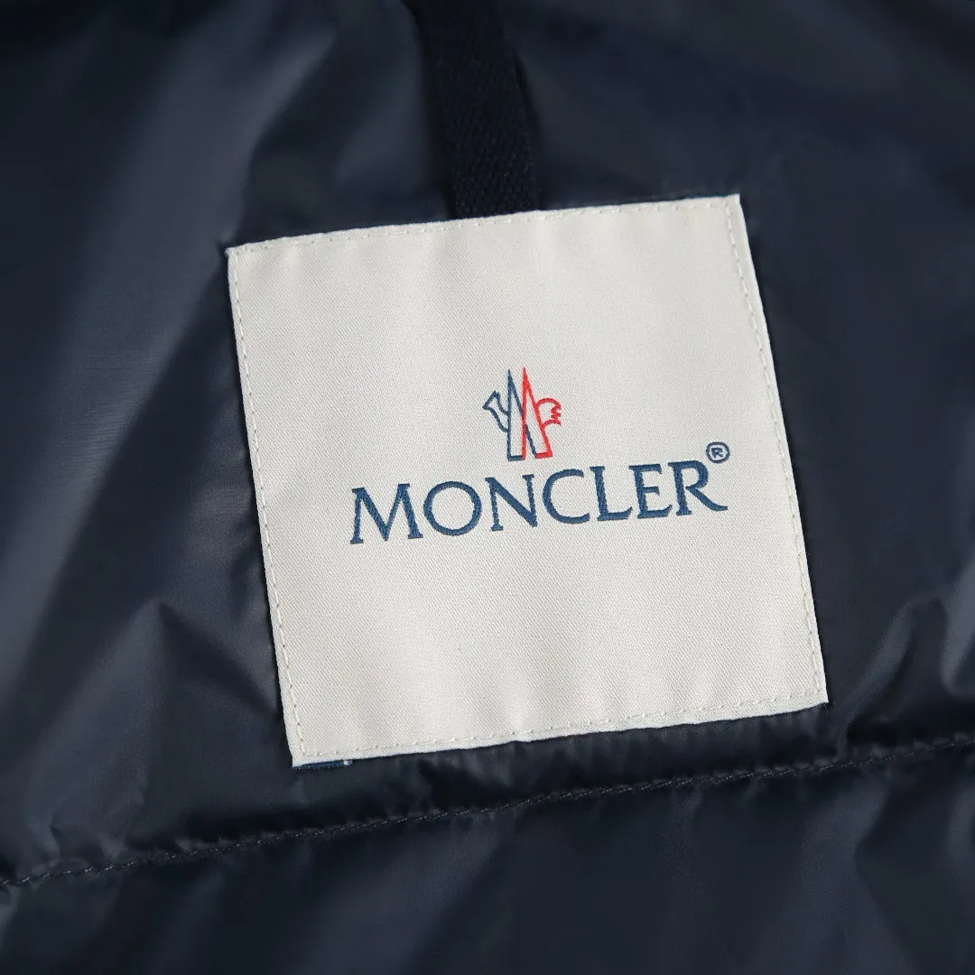 P870 [Exclusive supply] Moncler leather flap pocket hooded down jacket. The high-quality filling is made of 90 white duck down, with a weight of 200g, ensuring excellent thermal insulation performance. After strict screening and processing, the velvet is not easy to get drilled, ensuring durability. After the fabric is made of 100% polyester fiber and processed through microfiberization, the individual fibers become extremely fine, which greatly increases the fiber surface area, making the fabric soft and smooth, and the touch is close to natural fibers. The high-density textile method makes the structure tight, thus giving it a certain degree of wrinkle resistance, windproof warmth and wear resistance. The lining is made of ultra-fine denier woven high-density lining, with a thickness of 0.08mm to avoid increasing the overall weight and making it smooth to wear. The high-density woven structure forms a wind resistance layer to protect the thermal efficiency of the thermal layer from loss. It can also withstand the expansion pressure of down and prevent deformation and damage after long-term use. The leather flap pocket on the chest is matched with a pebbled leather flap + matte metal buckle, which is low-key yet exuding elegance. The hidden adjustment rope adds a sense of sophistication to your hands. The "ID card" is directly embedded on the black satin inner patch pocket! Silver snaps + red, white and blue webbing, low-key yet exuding a sense of luxury, both visually and tactilely smooth. Size:1-2-3-4
