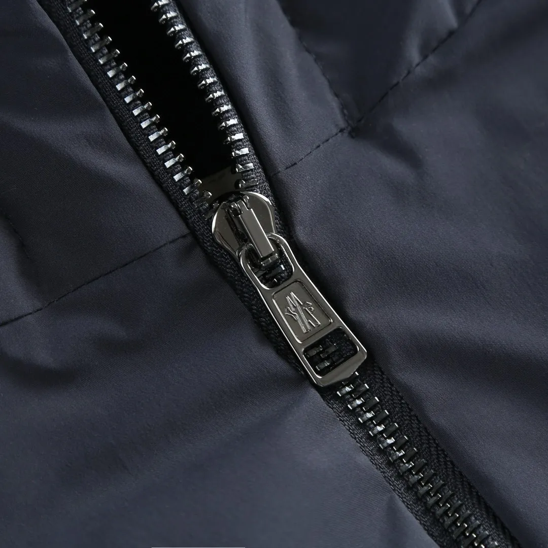 P870 [Exclusive supply] Moncler leather flap pocket hooded down jacket. The high-quality filling is made of 90 white duck down, with a weight of 200g, ensuring excellent thermal insulation performance. After strict screening and processing, the velvet is not easy to get drilled, ensuring durability. After the fabric is made of 100% polyester fiber and processed through microfiberization, the individual fibers become extremely fine, which greatly increases the fiber surface area, making the fabric soft and smooth, and the touch is close to natural fibers. The high-density textile method makes the structure tight, thus giving it a certain degree of wrinkle resistance, windproof warmth and wear resistance. The lining is made of ultra-fine denier woven high-density lining, with a thickness of 0.08mm to avoid increasing the overall weight and making it smooth to wear. The high-density woven structure forms a wind resistance layer to protect the thermal efficiency of the thermal layer from loss. It can also withstand the expansion pressure of down and prevent deformation and damage after long-term use. The leather flap pocket on the chest is matched with a pebbled leather flap + matte metal buckle, which is low-key yet exuding elegance. The hidden adjustment rope adds a sense of sophistication to your hands. The "ID card" is directly embedded on the black satin inner patch pocket! Silver snaps + red, white and blue webbing, low-key yet exuding a sense of luxury, both visually and tactilely smooth. Size:1-2-3-4