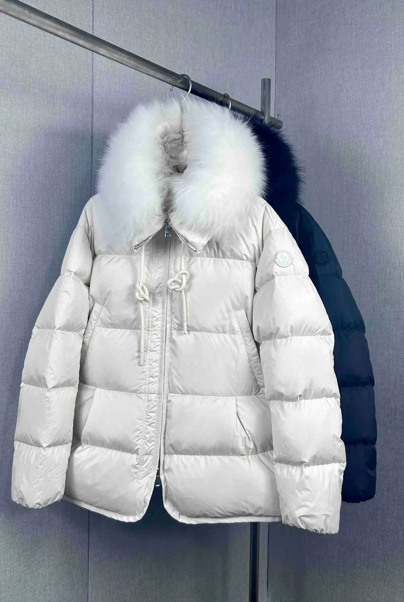 P920 Moncler Down Jacket. The wool collar can be detached and used as a scarf. It has a full sense of luxury. The hem skirt design can be gathered into the waist. The style is fashionable. The style is versatile and versatile. Style: Locustelle. Color: White. Black. Size: 0 1 2.
