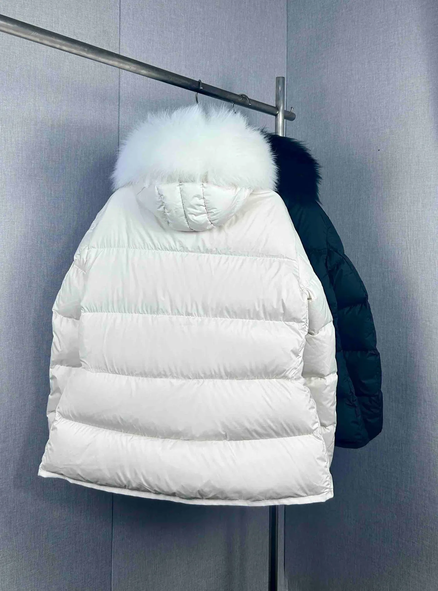 P920 Moncler Down Jacket. The wool collar can be detached and used as a scarf. It has a full sense of luxury. The hem skirt design can be gathered into the waist. The style is fashionable. The style is versatile and versatile. Style: Locustelle. Color: White. Black. Size: 0 1 2.