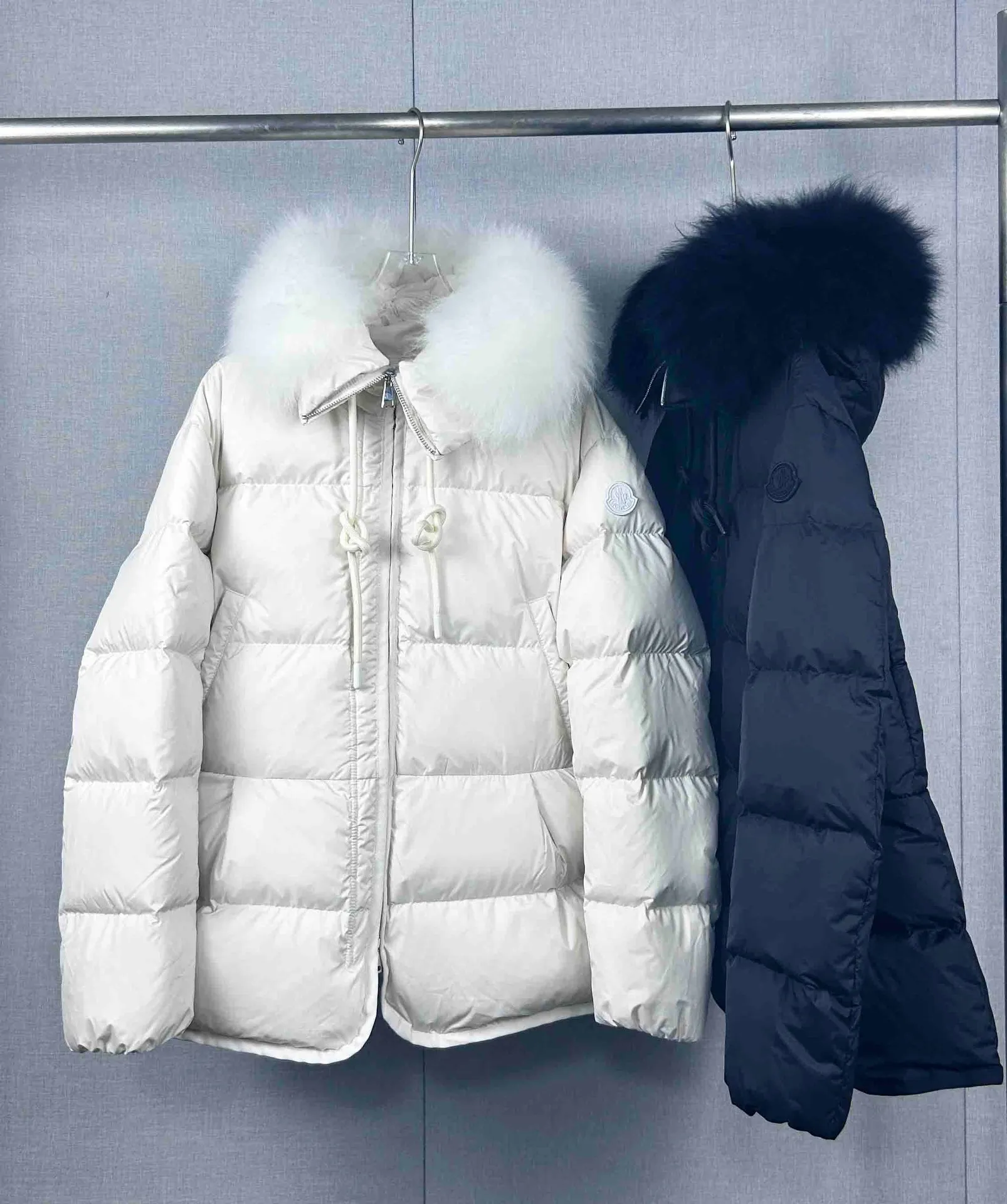 P920 Moncler Down Jacket. The wool collar can be detached and used as a scarf. It has a full sense of luxury. The hem skirt design can be gathered into the waist. The style is fashionable. The style is versatile and versatile. Style: Locustelle. Color: White. Black. Size: 0 1 2.