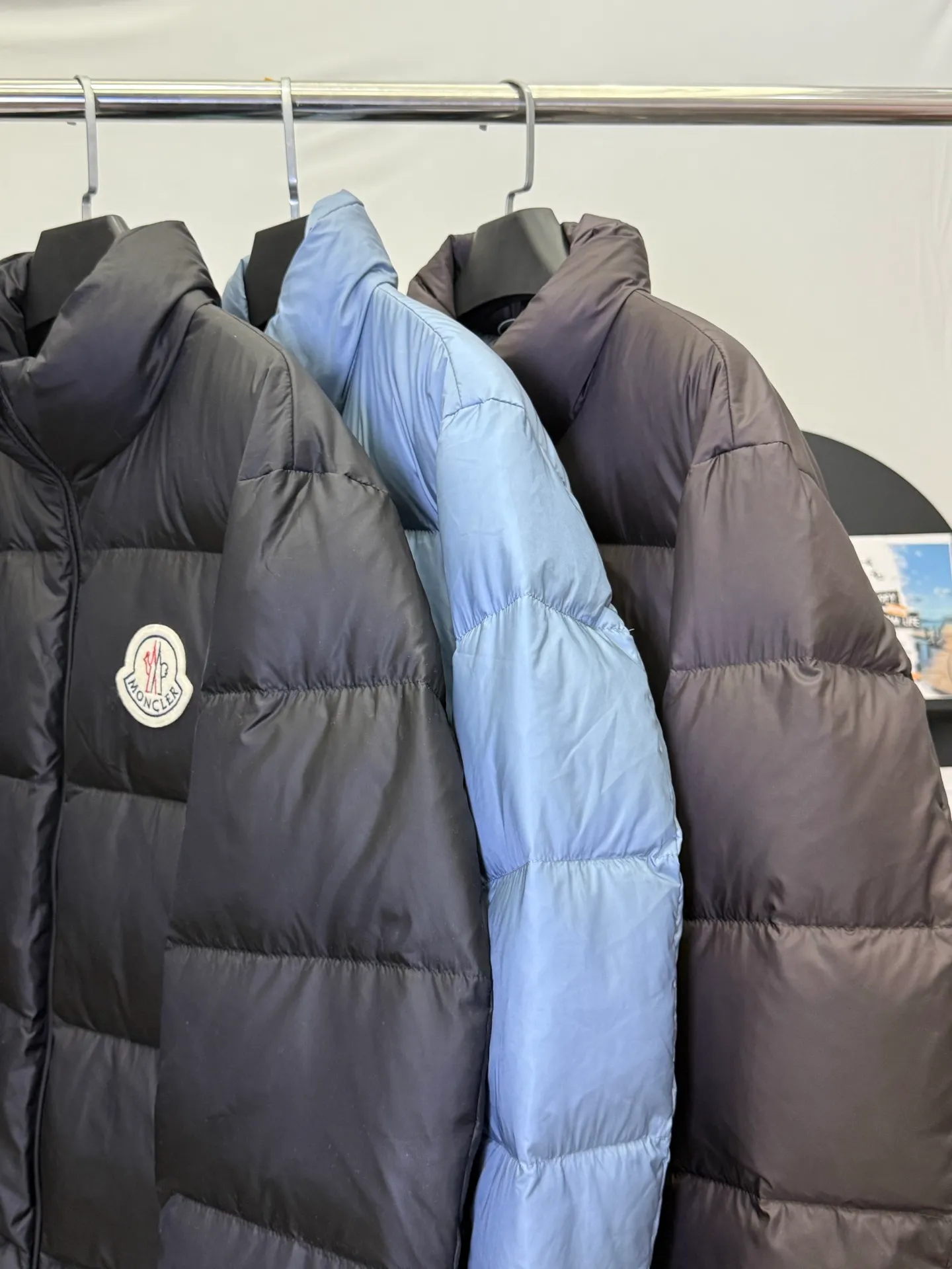 P970 💕Winter luxury shirt: Moncler stand collar down jacket] Who knows! This Citala series down jacket with a mouth is welded with "high-end relaxation" on the body 👇 • Stunning appearance: The main color is sky blue with low-key elegance, classic quilting + iconic logo, and the luxury brand texture is hidden in the low-key. It can be worn by both men and women to create a relaxed and fashionable feeling • Life-saving warmth: The fluffy and stuffed velvet covers the whole body, and the stand-up collar warms even the neck. When you wrap it up in winter, the cold wind will be bypassed • Wear it to the extreme: Slim fit without being bulky, suitable for wearing with sweaters/sweaters/turtlenecks, suitable for commuting, dating, and shopping. Wearing it as a couple can also unlock the "low-key couple outfit". The dignity and warmth in winter can be achieved in one piece! Size M-3XL