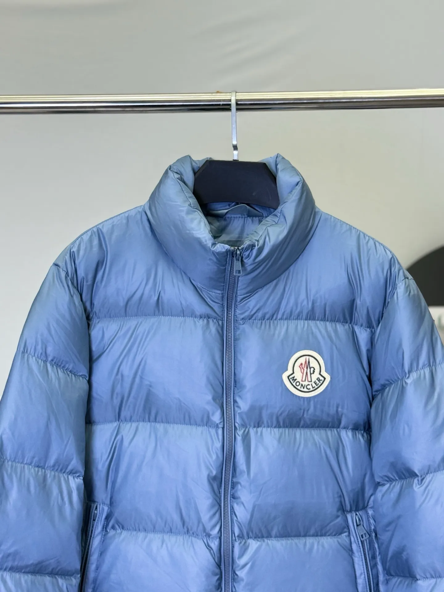 P970 💕Winter luxury shirt: Moncler stand collar down jacket] Who knows! This Citala series down jacket with a mouth is welded with "high-end relaxation" on the body 👇 • Stunning appearance: The main color is sky blue with low-key elegance, classic quilting + iconic logo, and the luxury brand texture is hidden in the low-key. It can be worn by both men and women to create a relaxed and fashionable feeling • Life-saving warmth: The fluffy and stuffed velvet covers the whole body, and the stand-up collar warms even the neck. When you wrap it up in winter, the cold wind will be bypassed • Wear it to the extreme: Slim fit without being bulky, suitable for wearing with sweaters/sweaters/turtlenecks, suitable for commuting, dating, and shopping. Wearing it as a couple can also unlock the "low-key couple outfit". The dignity and warmth in winter can be achieved in one piece! Size M-3XL
