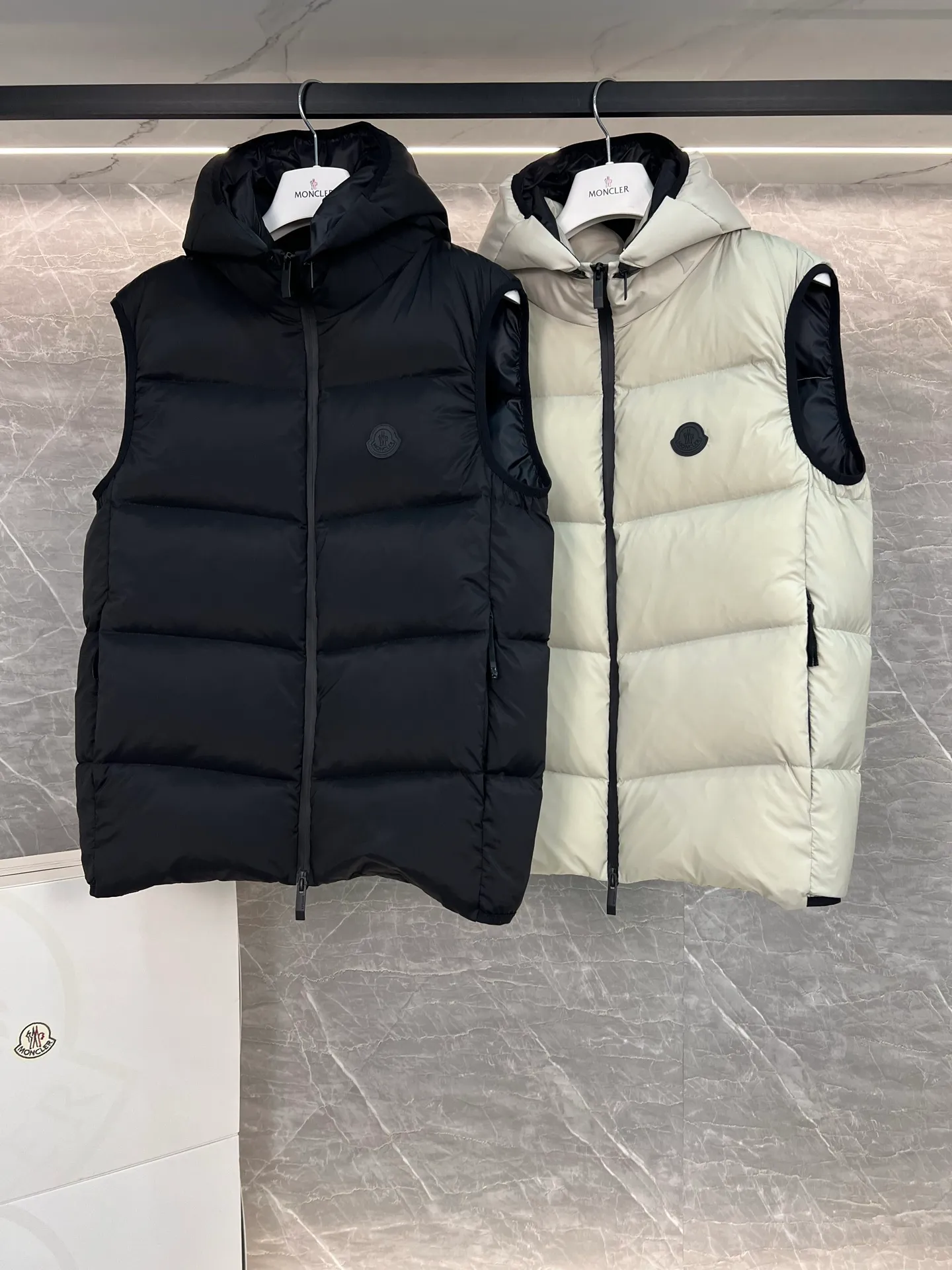 P700 Moncler Mouth Mouth 2025 Down Vest Guersac Men's Style Can be made into couple's version Twill quilted hooded down vest with detachable hood You can use "gender-neutral dressing" and "one garment for multiple wear" as the entry point to emphasize that this vest can not only match formal and casual wear, but can also be worn as a couple's wear. The unique diagonal quilting process + three-dimensional fluffy filling breaks the dullness of traditional down and easily enhances the layering of the look! The detachable hood design allows you to switch styles at will. Wearing a hood is a sporty and casual style, and removing the hood makes it neat and urban. A vest has two attitudes, and both men and women can wear it~ Recommended outfits for couples: the same style but different colors, a tacit sense of CP will directly fill you up! Color: black beige Size: 1-2-3-4-5