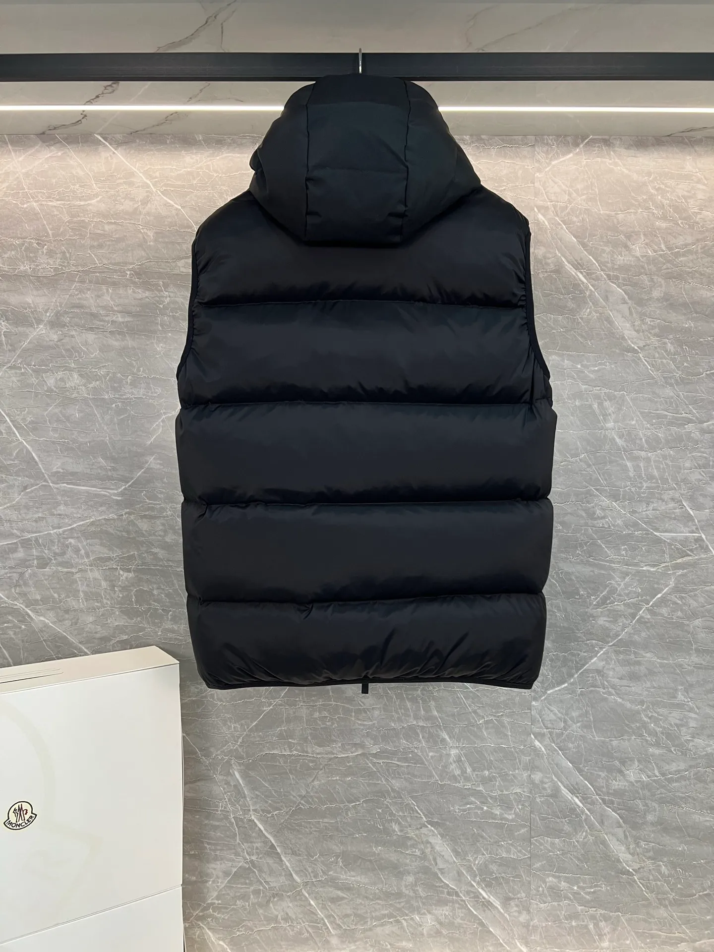 P700 Moncler Mouth Mouth 2025 Down Vest Guersac Men's Style Can be made into couple's version Twill quilted hooded down vest with detachable hood You can use "gender-neutral dressing" and "one garment for multiple wear" as the entry point to emphasize that this vest can not only match formal and casual wear, but can also be worn as a couple's wear. The unique diagonal quilting process + three-dimensional fluffy filling breaks the dullness of traditional down and easily enhances the layering of the look! The detachable hood design allows you to switch styles at will. Wearing a hood is a sporty and casual style, and removing the hood makes it neat and urban. A vest has two attitudes, and both men and women can wear it~ Recommended outfits for couples: the same style but different colors, a tacit sense of CP will directly fill you up! Color: black beige Size: 1-2-3-4-5
