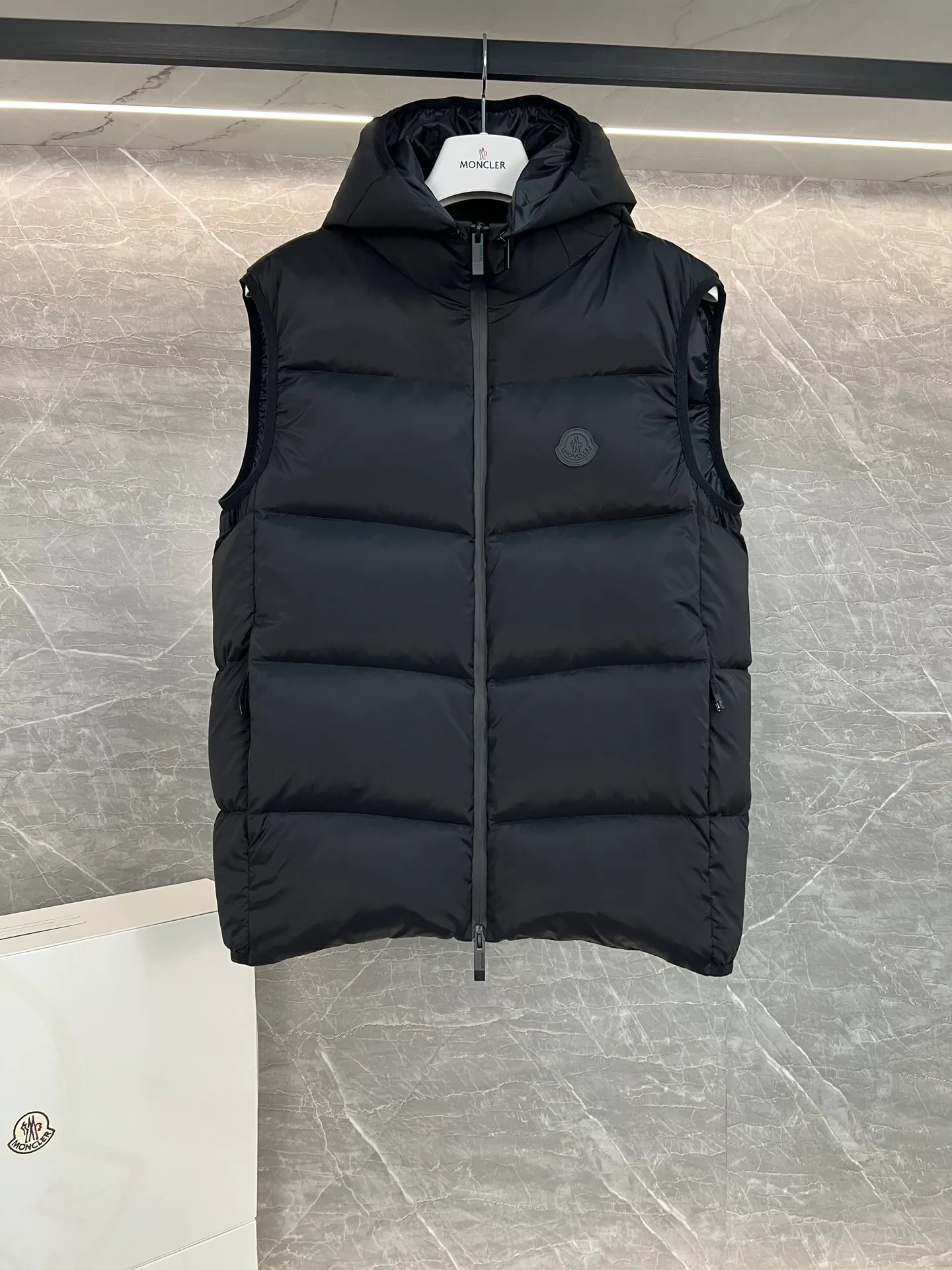 P700 Moncler Mouth Mouth 2025 Down Vest Guersac Men's Style Can be made into couple's version Twill quilted hooded down vest with detachable hood You can use "gender-neutral dressing" and "one garment for multiple wear" as the entry point to emphasize that this vest can not only match formal and casual wear, but can also be worn as a couple's wear. The unique diagonal quilting process + three-dimensional fluffy filling breaks the dullness of traditional down and easily enhances the layering of the look! The detachable hood design allows you to switch styles at will. Wearing a hood is a sporty and casual style, and removing the hood makes it neat and urban. A vest has two attitudes, and both men and women can wear it~ Recommended outfits for couples: the same style but different colors, a tacit sense of CP will directly fill you up! Color: black beige Size: 1-2-3-4-5