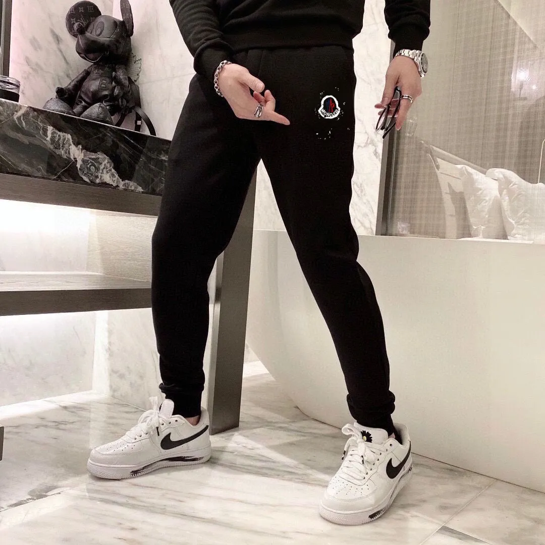 P360 [MONCLER] (Gospel for Fatty) hot-selling suit is coming. Focus on the original version of the official website. 2025 new hot-selling sweatshirt suit. The original order is the best. It is the meticulous work of top designers. It has a fitting and perfect upper body effect. All-natural high-quality Roman cotton 100%, close-fitting comfort, noble and elegant! Original hardware embodies elegance and nobility! Counter size: M-5XL (maximum wear up to 220 pounds)