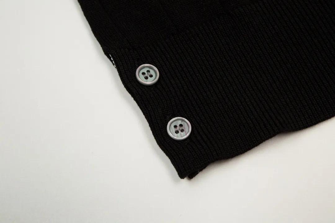 P190 Moncler/Moncler 2023ss new spring and summer knitted stretch lapel T-shirt, men's fashionable collar with contrasting color, front chest pocket, ultra-light and breathable knitted short-sleeved Polo shirt! If you want to look younger and more energetic in summer, you must have a polo shirt. It is a classic and versatile basic shirt that can be worn every time. It is a must-have and versatile item for men in summer. Whether you are doing business or leisure travel, it can switch between various styles for you, regardless of the occasion or body shape! , very cool and comfortable to wear in summer. The fabric feels smooth and comfortable, light and breathable, the upper body is cool and pleasant, and you will not feel stuffy at all. It is extremely skin-friendly, and the workmanship and wiring details are exquisite to the extreme. It is the first choice for high-end men! 48-56