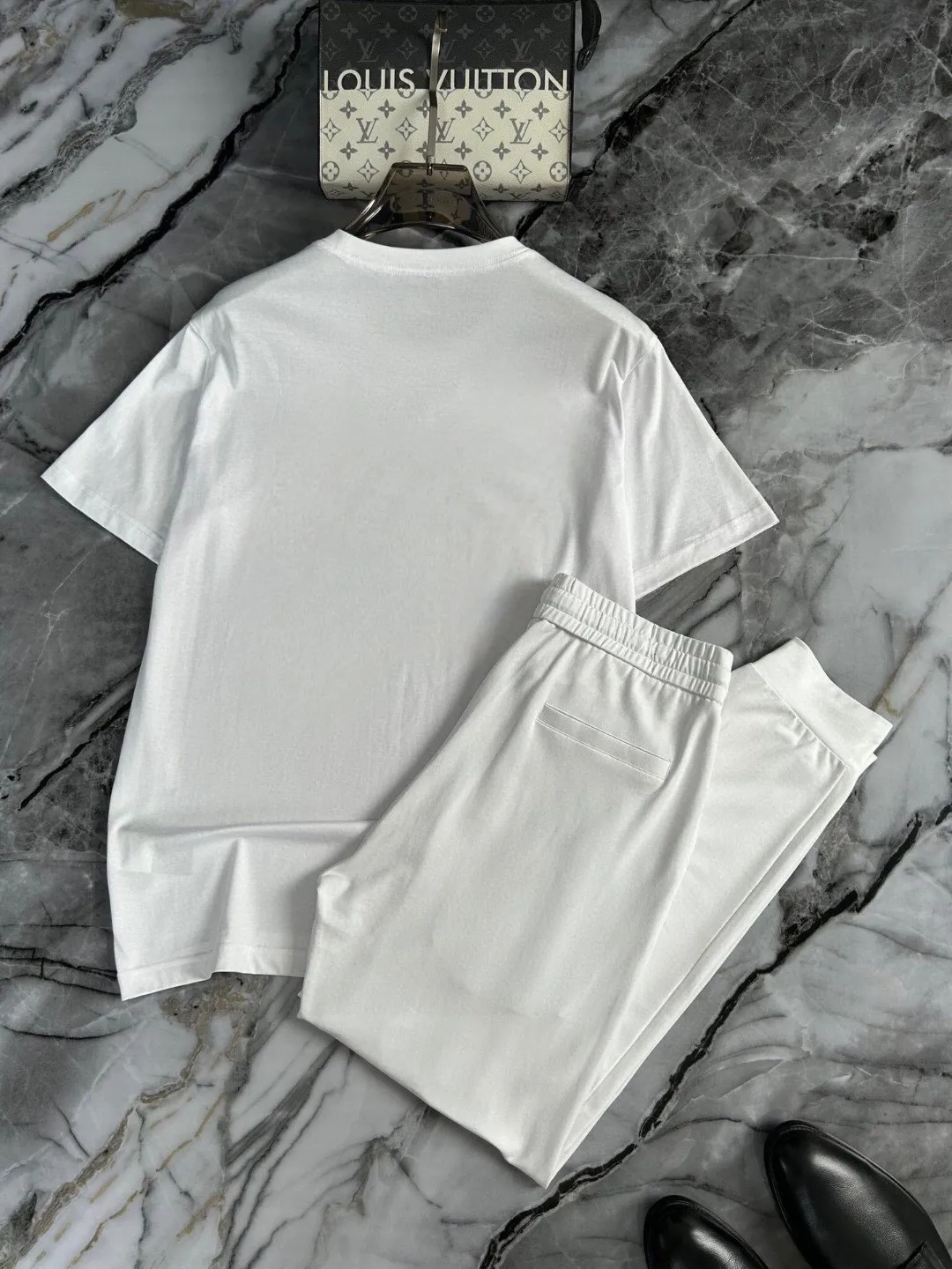 P320 [MONCLER] (Fat Man's Gospel) The same style as the 2025 official website. World-renowned luxury brand. Summer men's (double mercerized) high-quality 🐂 suit. It is made of imported original fabrics. It is a trendy style of the season and a versatile hit. Simple and elegant, precise workmanship allows you to be at the top of fashion. Size: M-5XL (can be worn up to 220 pounds)