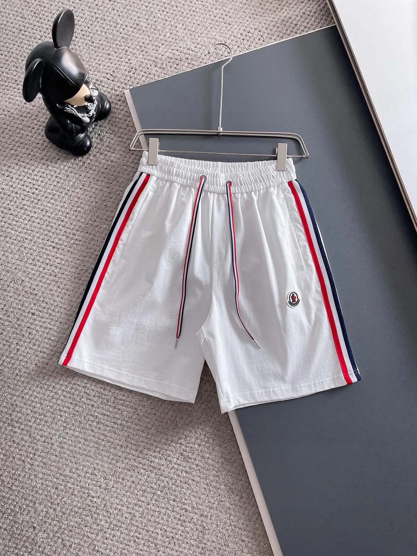 P560 Brand [MONCLER Mouth Covered] 2025 round neck short-sleeved shorts suit. The pure cotton fabric upper body will not be stuffy. The smooth and comfortable skin-friendly effect is more breathable. The fabric has its own texture. Classic logo technology. A new interpretation from a unique angle. Fashionable and versatile! Size: M-3XL (maximum wear: 190 pounds)