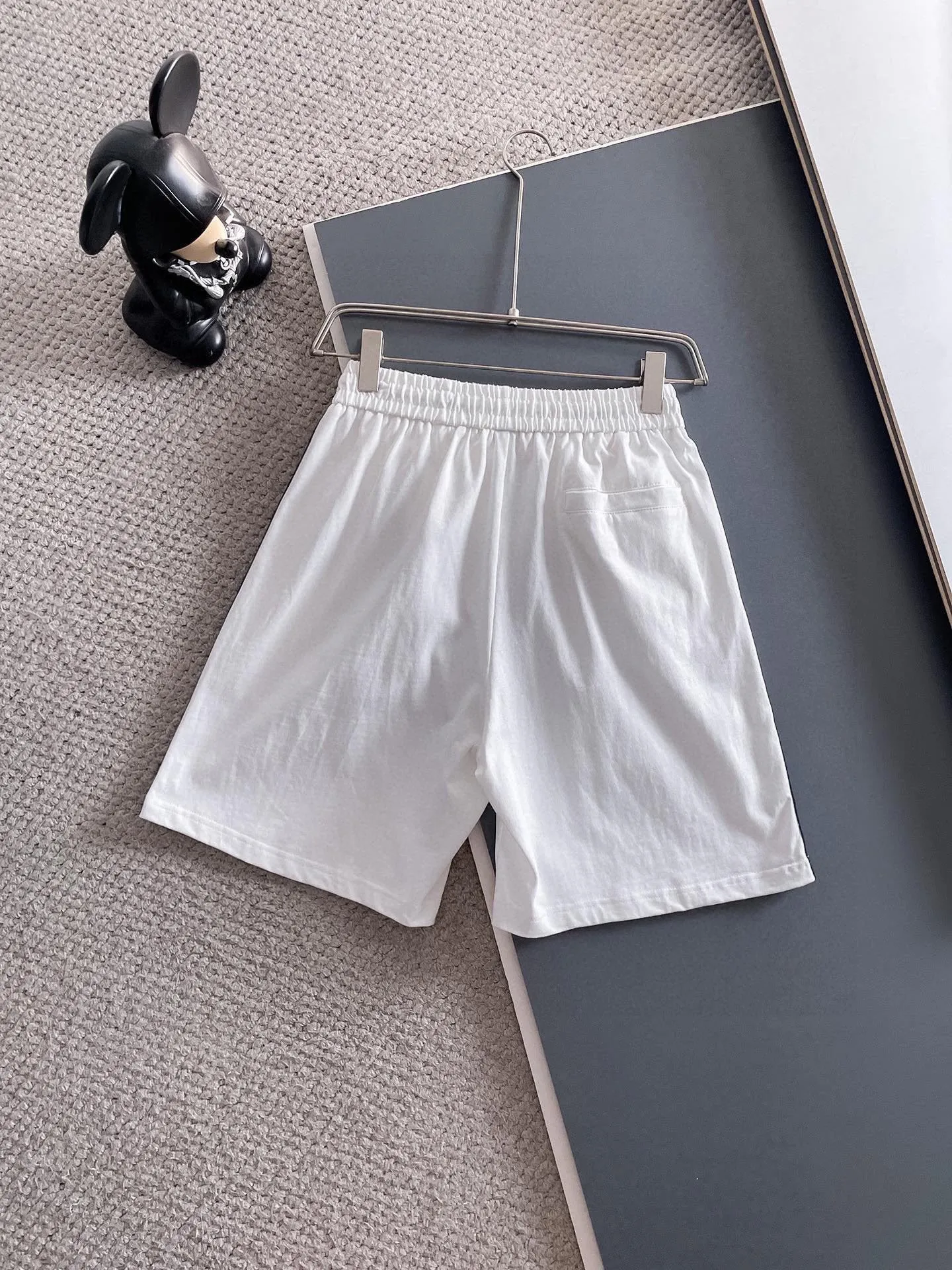 P560 Brand [MONCLER Mouth Covered] 2025 round neck short-sleeved shorts suit. The pure cotton fabric upper body will not be stuffy. The smooth and comfortable skin-friendly effect is more breathable. The fabric has its own texture. Classic logo technology. A new interpretation from a unique angle. Fashionable and versatile! Size: M-3XL (maximum wear: 190 pounds)
