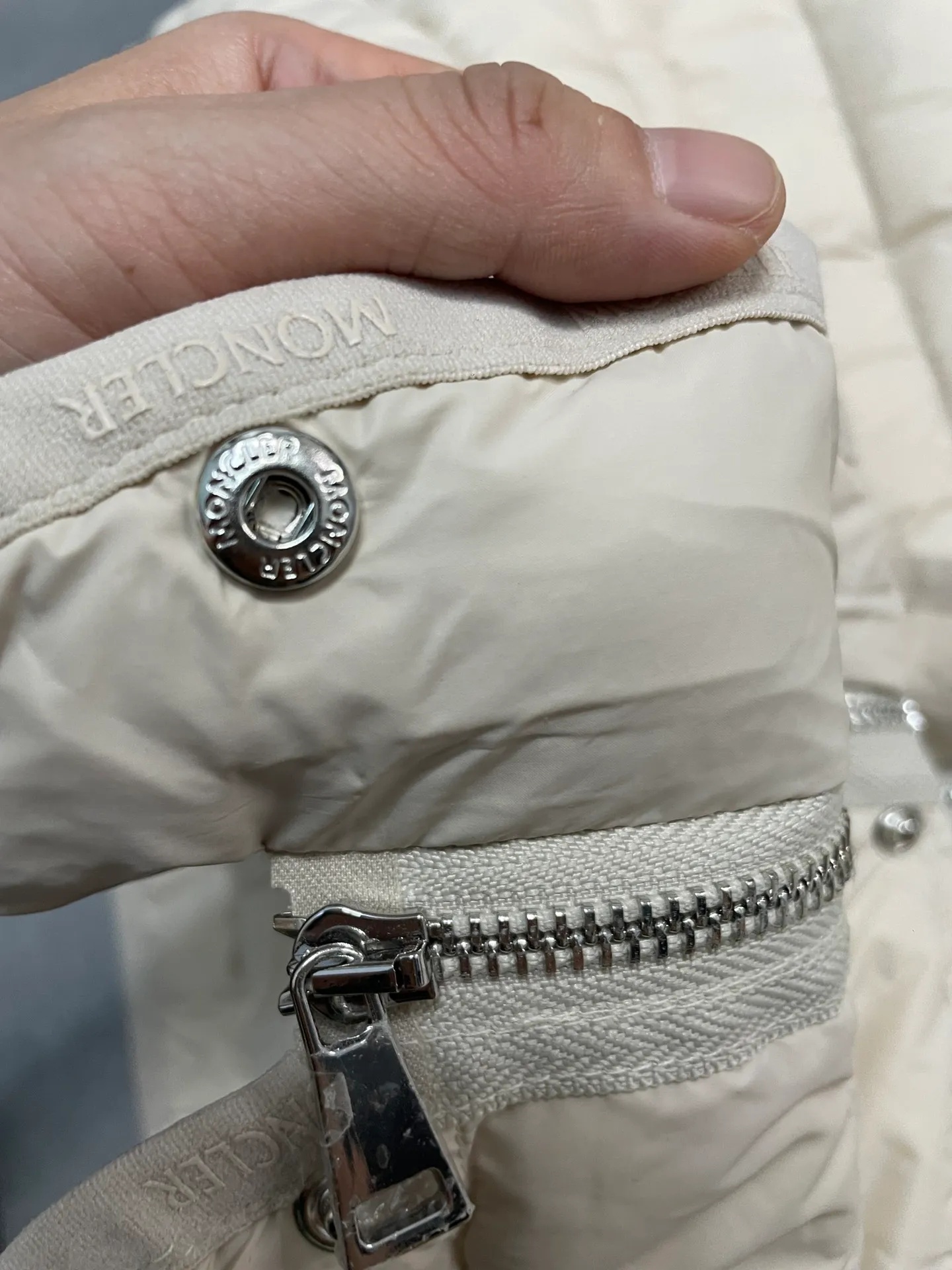 P760 Moncler recently launched OREDONNE women's mid-length slim belted goose down jacket. ✨Complete three labels, synchronized with counters ✨90% goose down filling ✨Slim-fitting waistband design, not picky. Milanese brand Moncler is a benchmark brand in the ski wear industry, and it knows the secret of keeping warm in cold weather. If you want proof, just wear an oredon parka jacket. Made from durable shell and filled with down for added warmth, the silhouette features a quilted and drawstring hood and an elasticated hem for extra protection on chilly days.  Moncler shell down jacket 100% polyamide; filling 90% down, 10% feather; lining 100% polyamide Concealed zip fastening at front Regular fit, drawstring hood, long sleeves, elasticated sleeves and hem, brand badge on sleeves, two front straight pockets with snap buttons, waistband with elasticated waistband, quilted pattern, branded silver Sizes: 0-3