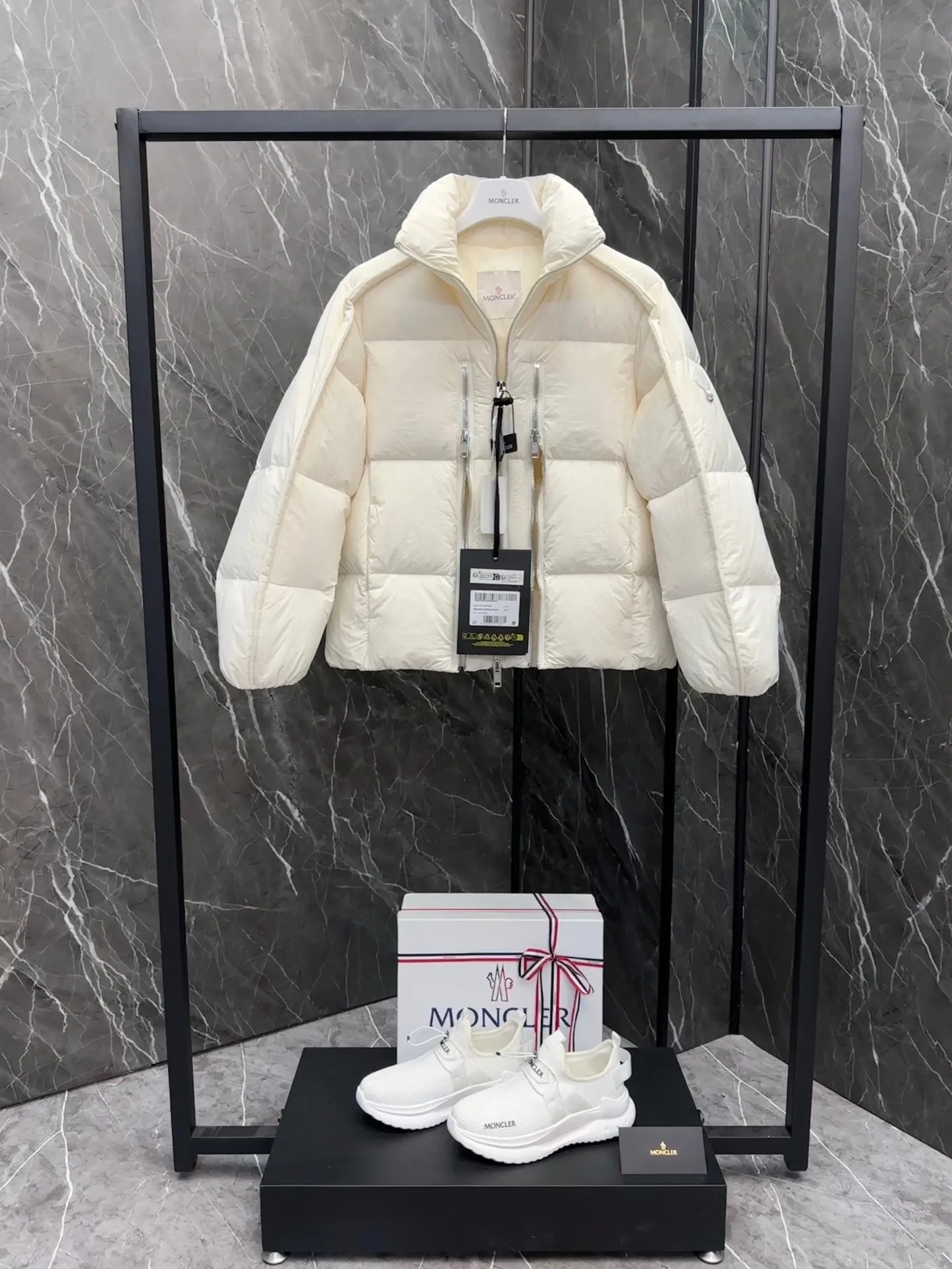 P1100 ⬆️ MONCLER GENIUS (Sky City Show Style) Moncler x Willow Smith YAEL Short Women's Down Jacket Jacket. Jayel short down jacket is embellished with eye-catching metal accessories, highlighting the punk aesthetic of the Moncler These functional zippers can be opened or closed and are reminiscent of artist-inspired vintage details. Made from nylon fabric that combines Moncler's heritage with Willow Smith's aesthetic, the metal ring on the logo patch is inspired by the artist's nose ring. Moncler Genius is a warm piece with a short and wide design that can be easily matched with the same color items in the series. Details Made of lightweight nylon Longue saison lining Filled with down Zip closure Snap pockets Adjustable cuffs and hem Embroidered logo patch with hoop Size: 0-3 White Black (Fairy Style)