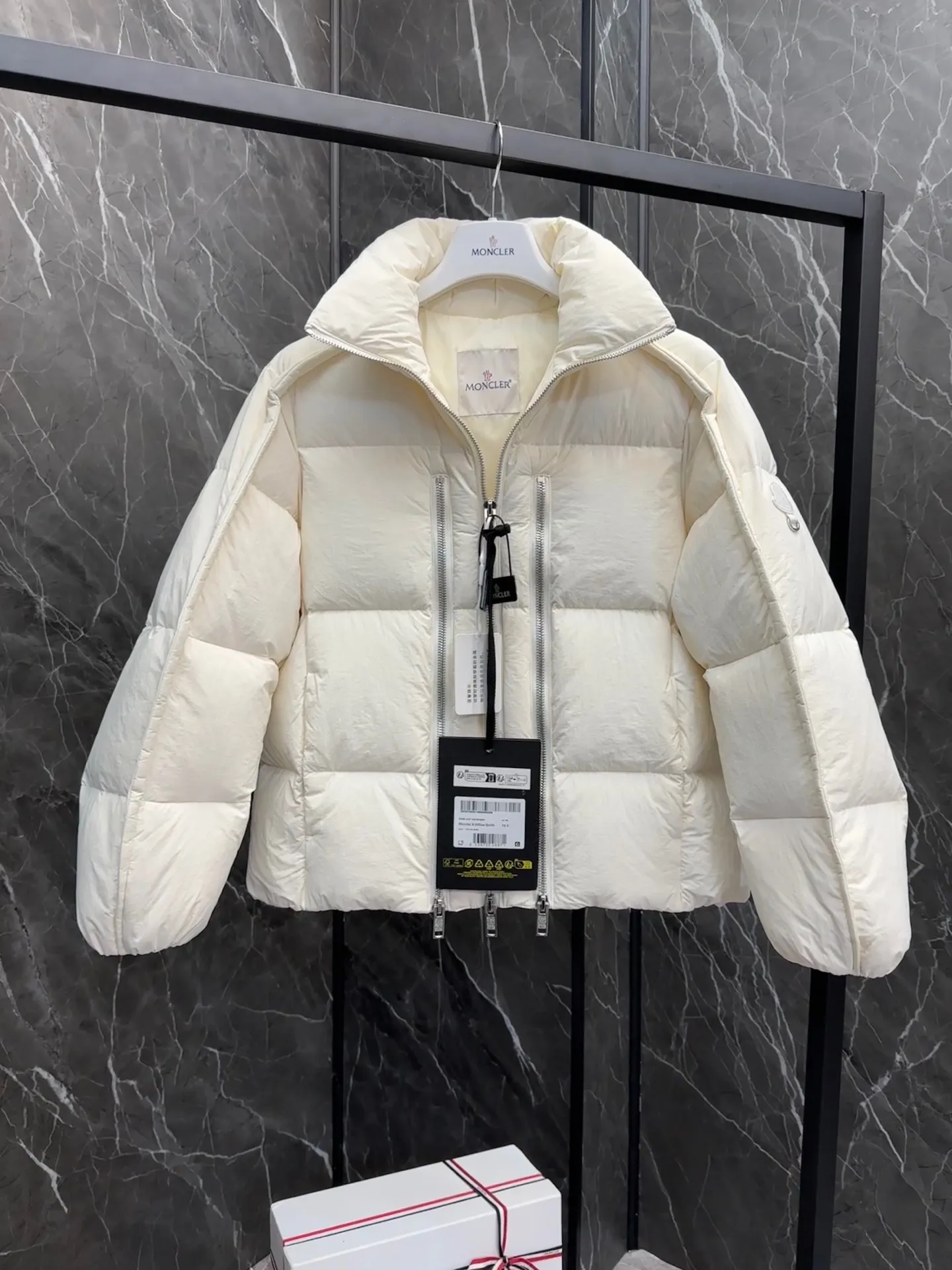 P1100 ⬆️ MONCLER GENIUS (Sky City Show Style) Moncler x Willow Smith YAEL Short Women's Down Jacket Jacket. Jayel short down jacket is embellished with eye-catching metal accessories, highlighting the punk aesthetic of the Moncler These functional zippers can be opened or closed and are reminiscent of artist-inspired vintage details. Made from nylon fabric that combines Moncler's heritage with Willow Smith's aesthetic, the metal ring on the logo patch is inspired by the artist's nose ring. Moncler Genius is a warm piece with a short and wide design that can be easily matched with the same color items in the series. Details Made of lightweight nylon Longue saison lining Filled with down Zip closure Snap pockets Adjustable cuffs and hem Embroidered logo patch with hoop Size: 0-3 White Black (Fairy Style)