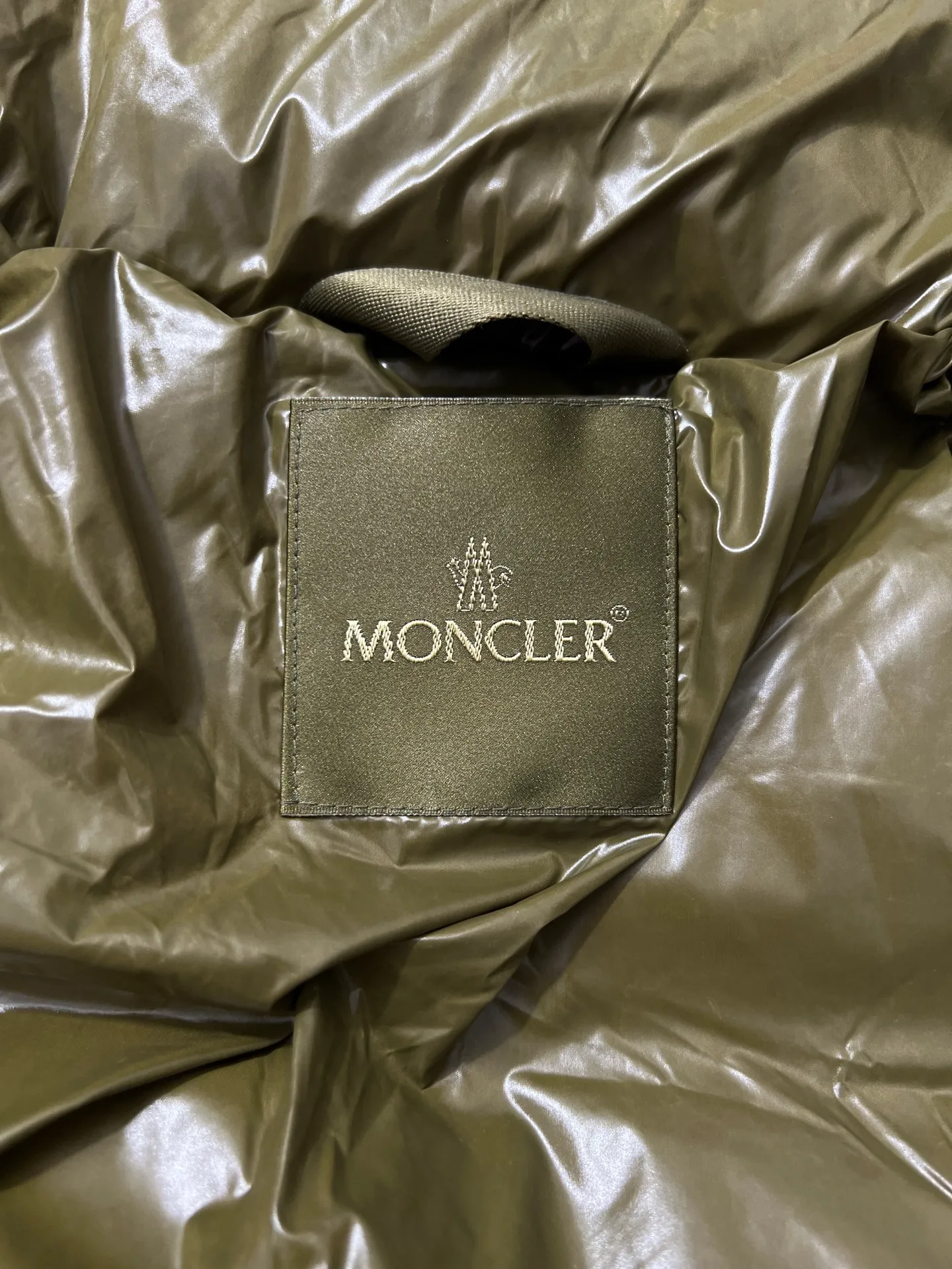 P860 Large Standard 1952 Unisex Moncler New Product Triti Unisex Down Jacket. The Triti down jacket is made of functional shiny nylon fabric, which is comfortable and warm without being heavy. Chenille logo patch highlights the essence of the brand. Style number: Dabiao 1952 Size: 12345 Color: black·white