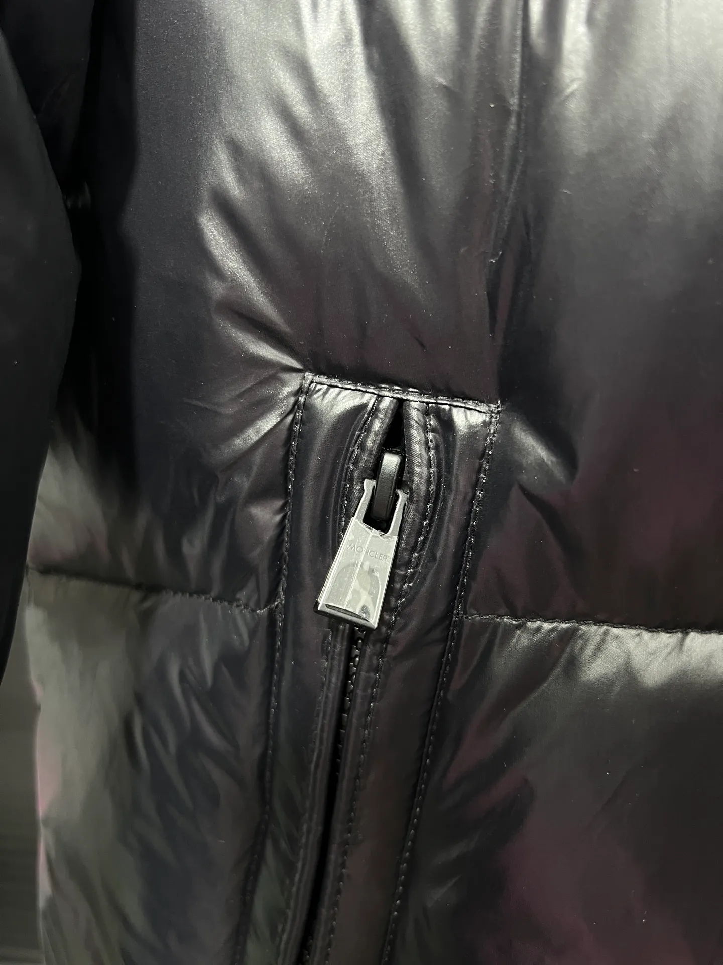 P860 Large Standard 1952 Unisex Moncler New Product Triti Unisex Down Jacket. The Triti down jacket is made of functional shiny nylon fabric, which is comfortable and warm without being heavy. Chenille logo patch highlights the essence of the brand. Style number: Dabiao 1952 Size: 12345 Color: black·white