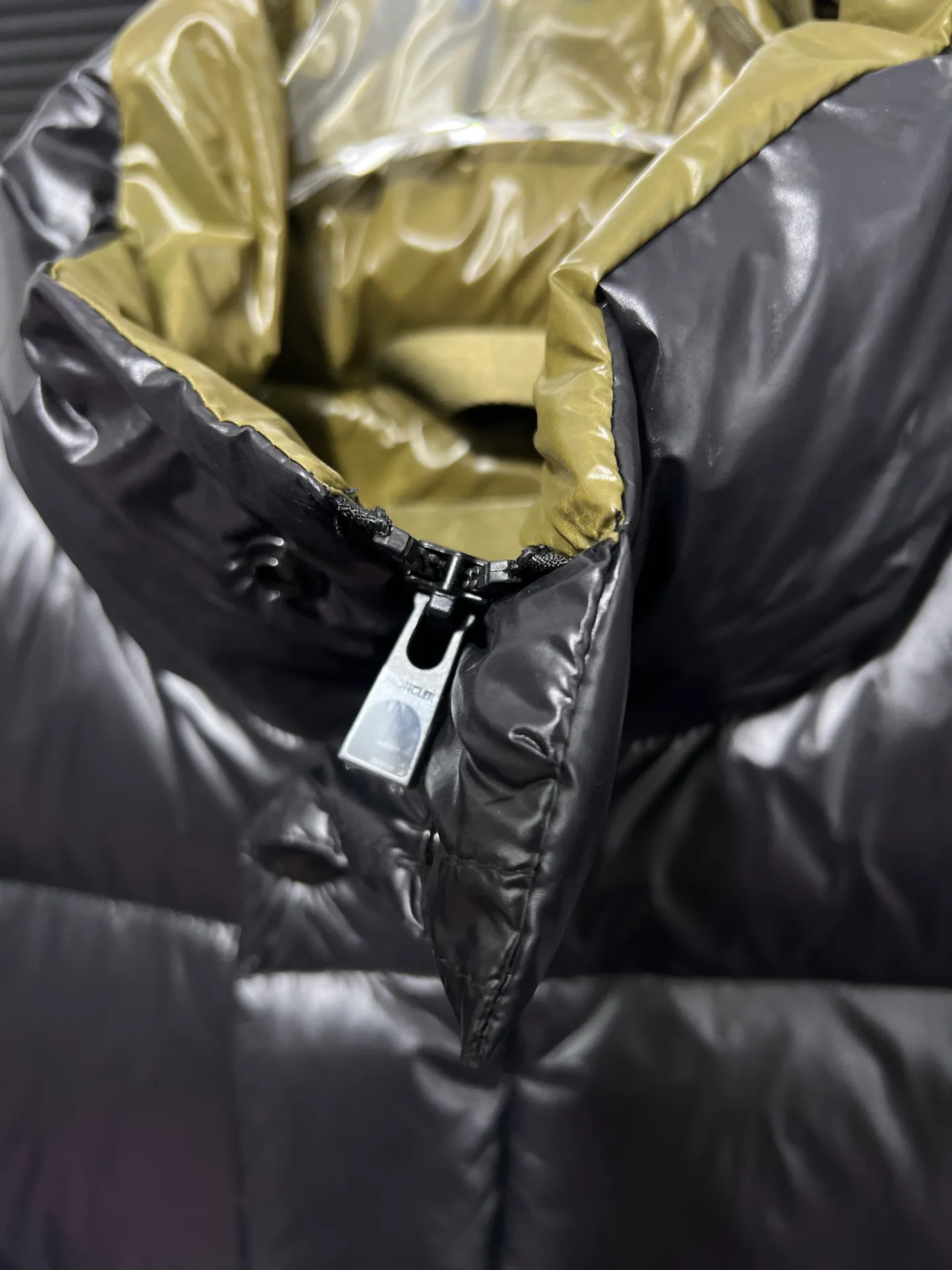 P860 Large Standard 1952 Unisex Moncler New Product Triti Unisex Down Jacket. The Triti down jacket is made of functional shiny nylon fabric, which is comfortable and warm without being heavy. Chenille logo patch highlights the essence of the brand. Style number: Dabiao 1952 Size: 12345 Color: black·white