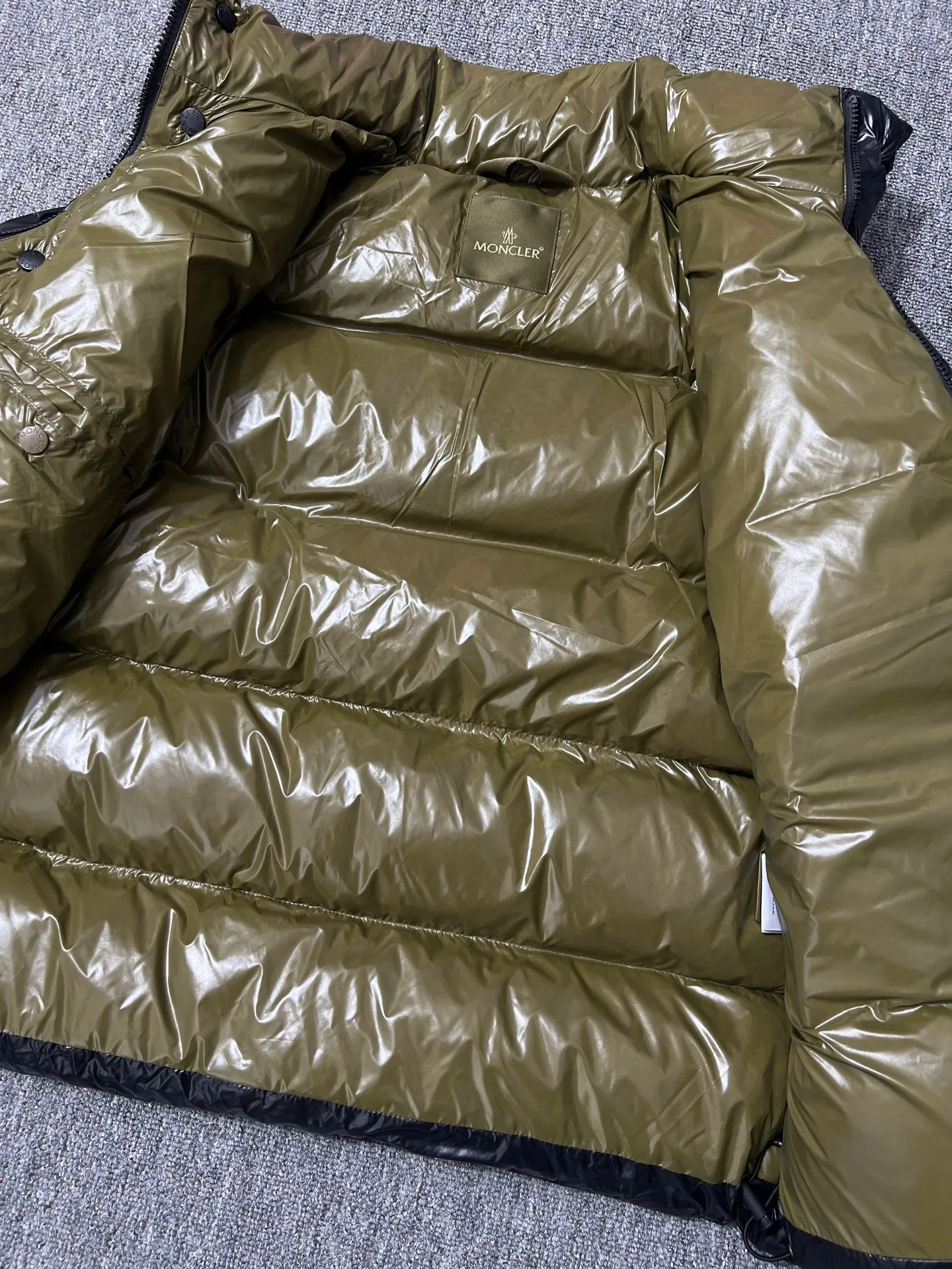 P860 Large Standard 1952 Unisex Moncler New Product Triti Unisex Down Jacket. The Triti down jacket is made of functional shiny nylon fabric, which is comfortable and warm without being heavy. Chenille logo patch highlights the essence of the brand. Style number: Dabiao 1952 Size: 12345 Color: black·white
