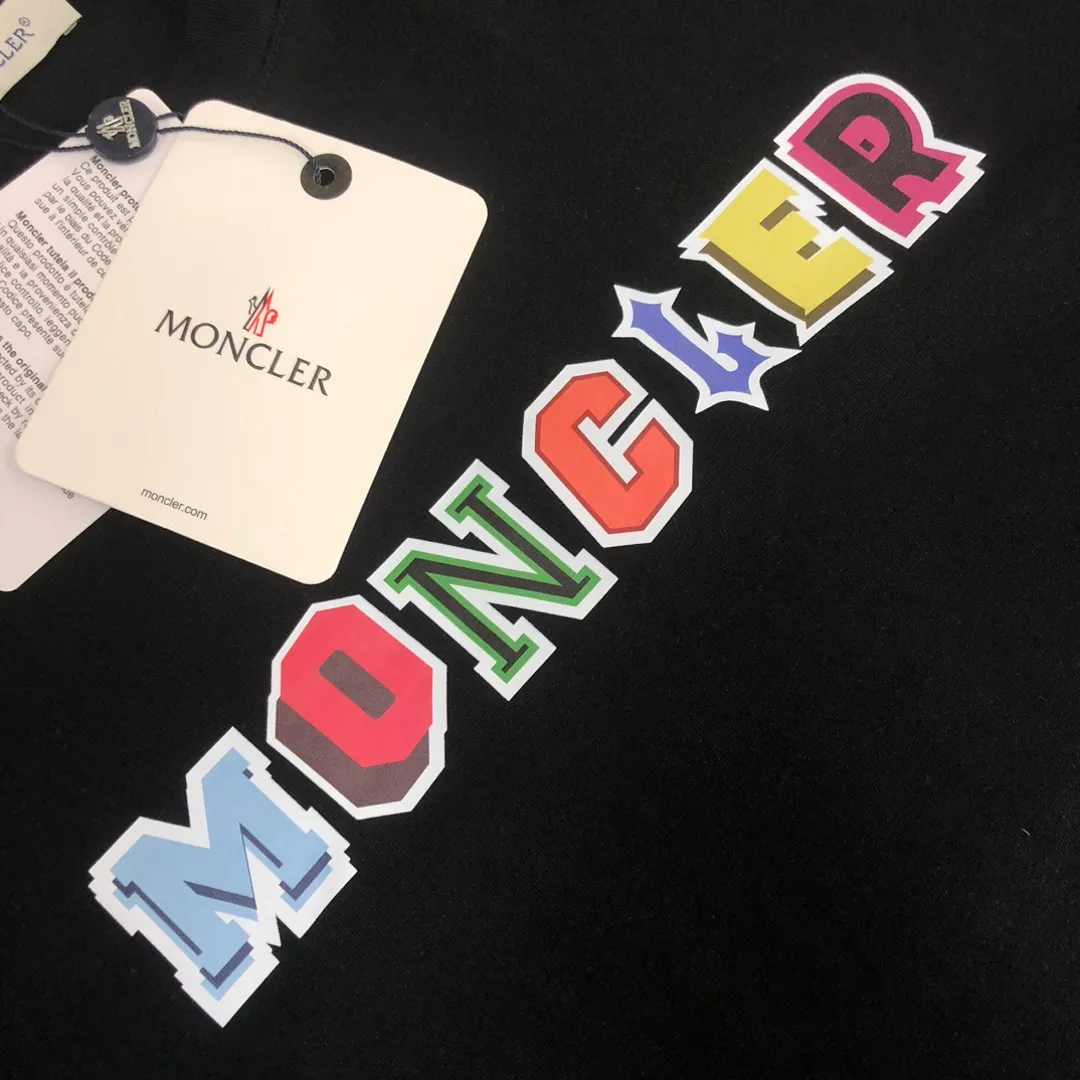 P160 🔥MONCLER The latest short-sleeved T-shirt for couples ~ Featured brand contrasting letter printing ~ The fabric upper body is comfortable and breathable, not stiff, slim cut, made of high-end custom-made pure cotton fabric! The upper body is comfortable and stylish, and it can be worn alone as an inner layer. It is a must-have for fashionistas! ! ! Color: black white Size: S～XL (loose version, please state your height and weight when placing an order)