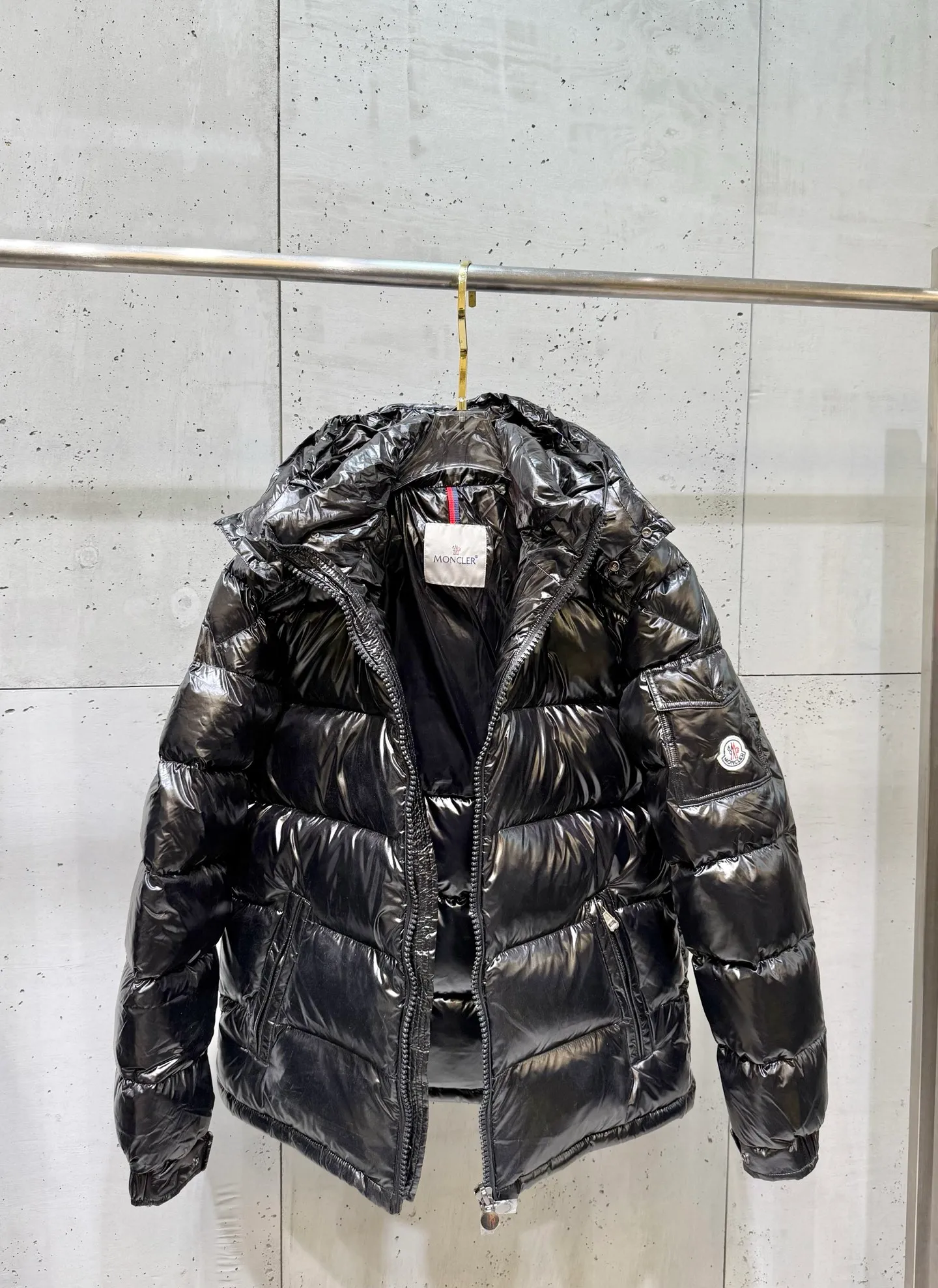 P680 Monce Mouth Moncler #MAYA Maya Eason Chan Down Jacket Description: Influenced by the iconic outerwear of the 1980s, the Maya jacket revisits looks from the Moncler archives with modern style and cutting-edge elements, the result of the brand's expertise in ski equipment. Whether in sports or clothing style, this jacket with high performance and positive spirit has all the elements that a winner strongly demands to win the championship. Material process analysis: 1️⃣Original Nfc inductive anti-counterfeiting chip 2️⃣National standard 90% pure white goose down, exclusive use of top down on the market, never blown goose down and a series of misunderstandings 3️⃣ Fabric: 100% nylon; Lining: 100% nylon , one of the best on the market, everything is customized according to the original version. 4⃣️The electroplated hardware is produced by the original processing factory, all customized by the original factory, and is not available in various market versions. 5⃣️Produced by the same OEM factory as Mani, it has always been unambiguous in terms of quality. Everyone knows about the workmanship, QA and Qc quality inspection of the workers when shipping from a large factory. It is not comparable to small factories in the market.                                        Color: Black Size: 1-6