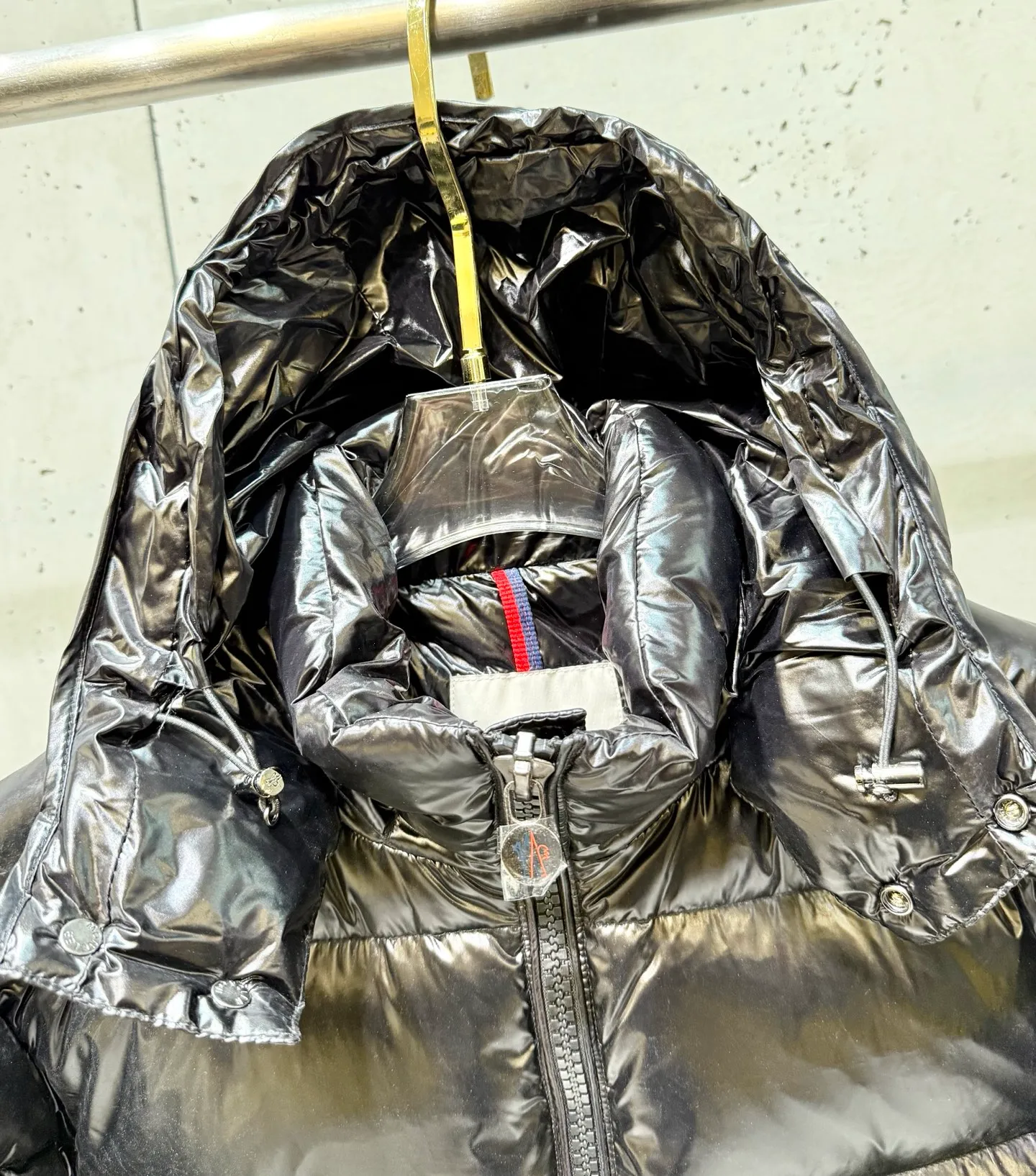 P680 Monce Mouth Moncler #MAYA Maya Eason Chan Down Jacket Description: Influenced by the iconic outerwear of the 1980s, the Maya jacket revisits looks from the Moncler archives with modern style and cutting-edge elements, the result of the brand's expertise in ski equipment. Whether in sports or clothing style, this jacket with high performance and positive spirit has all the elements that a winner strongly demands to win the championship. Material process analysis: 1️⃣Original Nfc inductive anti-counterfeiting chip 2️⃣National standard 90% pure white goose down, exclusive use of top down on the market, never blown goose down and a series of misunderstandings 3️⃣ Fabric: 100% nylon; Lining: 100% nylon , one of the best on the market, everything is customized according to the original version. 4⃣️The electroplated hardware is produced by the original processing factory, all customized by the original factory, and is not available in various market versions. 5⃣️Produced by the same OEM factory as Mani, it has always been unambiguous in terms of quality. Everyone knows about the workmanship, QA and Qc quality inspection of the workers when shipping from a large factory. It is not comparable to small factories in the market.                                        Color: Black Size: 1-6