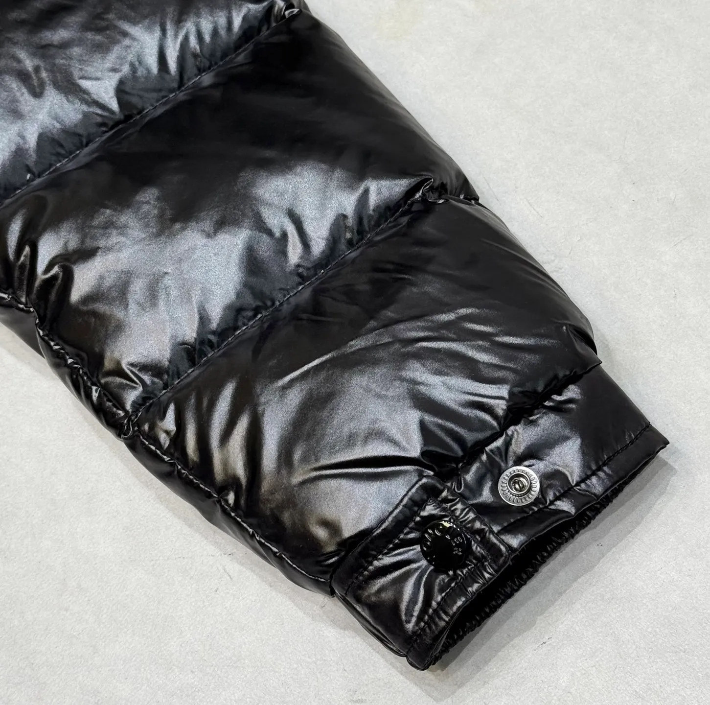 P680 Monce Mouth Moncler #MAYA Maya Eason Chan Down Jacket Description: Influenced by the iconic outerwear of the 1980s, the Maya jacket revisits looks from the Moncler archives with modern style and cutting-edge elements, the result of the brand's expertise in ski equipment. Whether in sports or clothing style, this jacket with high performance and positive spirit has all the elements that a winner strongly demands to win the championship. Material process analysis: 1️⃣Original Nfc inductive anti-counterfeiting chip 2️⃣National standard 90% pure white goose down, exclusive use of top down on the market, never blown goose down and a series of misunderstandings 3️⃣ Fabric: 100% nylon; Lining: 100% nylon , one of the best on the market, everything is customized according to the original version. 4⃣️The electroplated hardware is produced by the original processing factory, all customized by the original factory, and is not available in various market versions. 5⃣️Produced by the same OEM factory as Mani, it has always been unambiguous in terms of quality. Everyone knows about the workmanship, QA and Qc quality inspection of the workers when shipping from a large factory. It is not comparable to small factories in the market.                                        Color: Black Size: 1-6