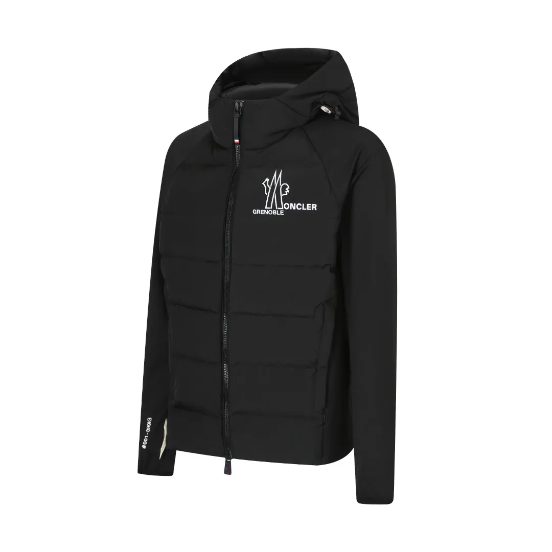 P720 25FW Moncler ✖️RICK OWENS co-branded down jacket Fabric material: The knitted part is woven from fine long-staple cotton single yarn.  Antistatic treatment: Avoid static electricity and dust absorption due to friction.  Anti-pilling treatment: special additives or processes are used to make fibers less likely to tangle into balls.   Peach skin treatment: perform more fine sanding to obtain an extremely delicate touch like the surface of a peach. At the same time, it is famous for its high-quality white goose down filling, which has excellent thermal insulation effect.  The abstract logo printing on the chest uses a combination of imported environmentally friendly glue technology and three-dimensional flocking - the main pattern uses fine glue to outline sharp lines, and the edges present a matte matte texture. The letters use micro-three-dimensional flocking technology. Deconstructive tailoring: Rick Owens' signature three-dimensional quilting technology combines laser cutting with hand-quilting to completely revolutionize the bulky feel of traditional down jackets. The slim silhouette combines sports functionality with the neat lines of high fashion.  Customized two-way YKK zippers, reflective strips on the brim, hidden snow skirt design, and even the cuff ribs are 3D woven, taking into account outdoor protection and a comfortable fit for daily wear.   Size: S M L XL