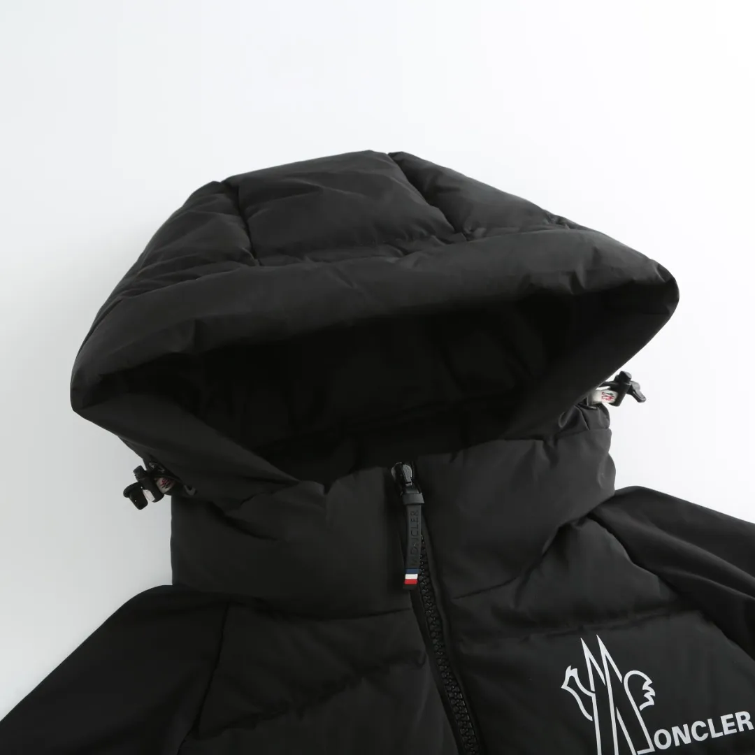 P720 25FW Moncler ✖️RICK OWENS co-branded down jacket Fabric material: The knitted part is woven from fine long-staple cotton single yarn.  Antistatic treatment: Avoid static electricity and dust absorption due to friction.  Anti-pilling treatment: special additives or processes are used to make fibers less likely to tangle into balls.   Peach skin treatment: perform more fine sanding to obtain an extremely delicate touch like the surface of a peach. At the same time, it is famous for its high-quality white goose down filling, which has excellent thermal insulation effect.  The abstract logo printing on the chest uses a combination of imported environmentally friendly glue technology and three-dimensional flocking - the main pattern uses fine glue to outline sharp lines, and the edges present a matte matte texture. The letters use micro-three-dimensional flocking technology. Deconstructive tailoring: Rick Owens' signature three-dimensional quilting technology combines laser cutting with hand-quilting to completely revolutionize the bulky feel of traditional down jackets. The slim silhouette combines sports functionality with the neat lines of high fashion.  Customized two-way YKK zippers, reflective strips on the brim, hidden snow skirt design, and even the cuff ribs are 3D woven, taking into account outdoor protection and a comfortable fit for daily wear.   Size: S M L XL