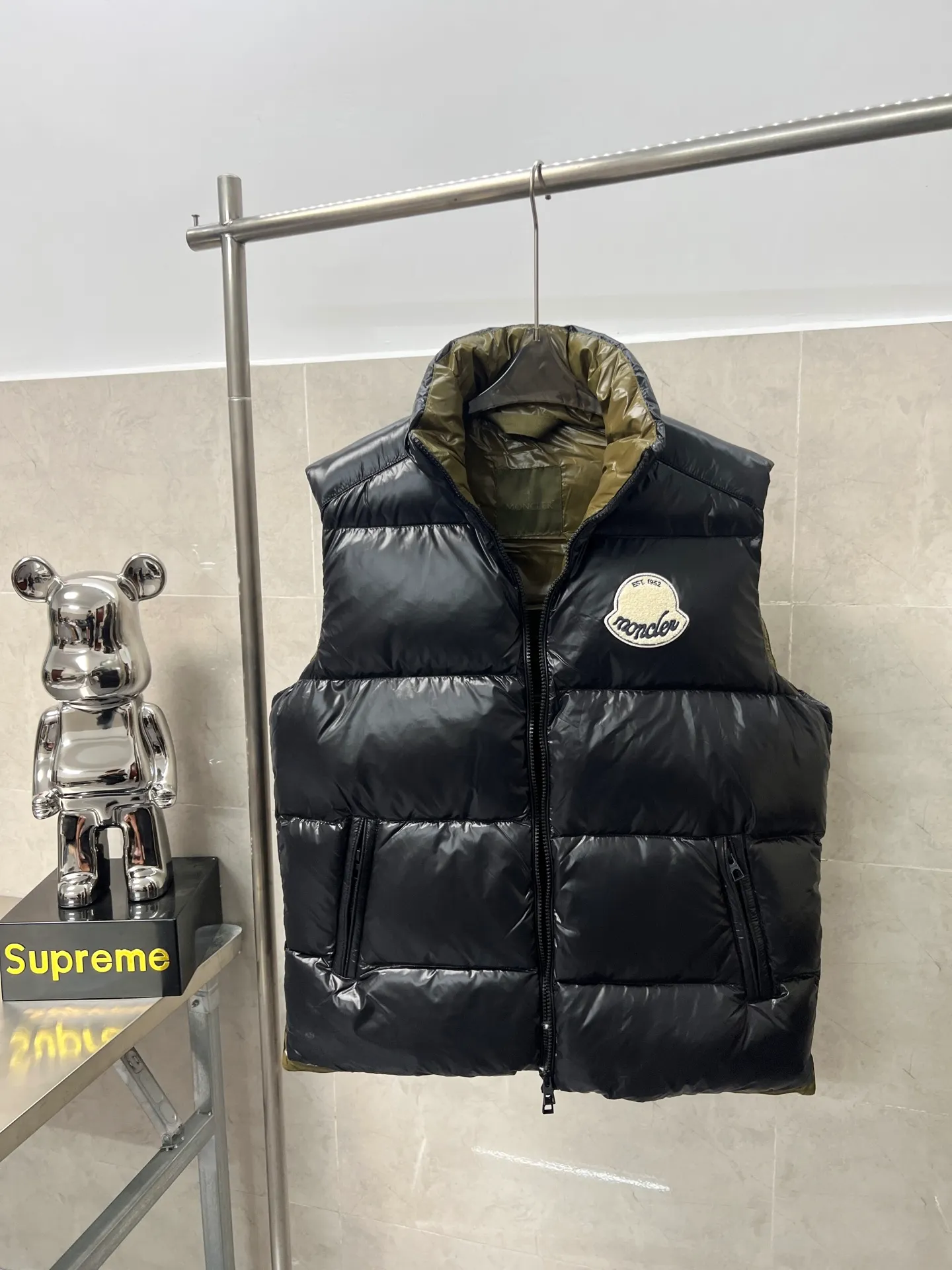 P760 Moncler's new Men's Tripiti short down jacket vest is made of functional glossy nylon fabric. It is comfortable and warm without being heavy. The chenille logo patch highlights the brand essence. The upper body is high-end and atmospheric. It is a must-have for winter. The high version can be compared at will. The same style for men and women. Three standards are complete. Color: black, apricot, size: 1 2 3 4 5