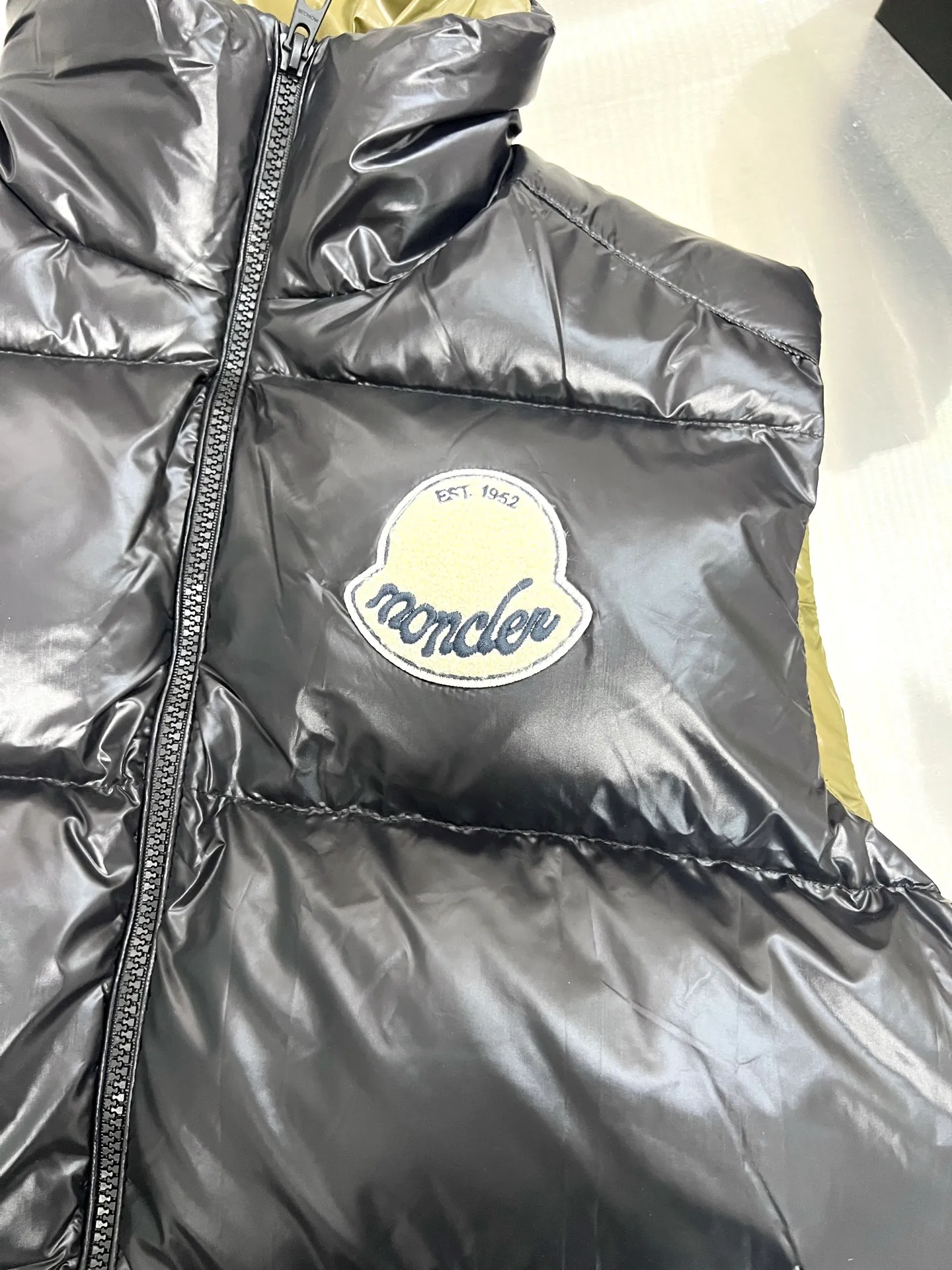P760 Moncler's new Men's Tripiti short down jacket vest is made of functional glossy nylon fabric. It is comfortable and warm without being heavy. The chenille logo patch highlights the brand essence. The upper body is high-end and atmospheric. It is a must-have for winter. The high version can be compared at will. The same style for men and women. Three standards are complete. Color: black, apricot, size: 1 2 3 4 5