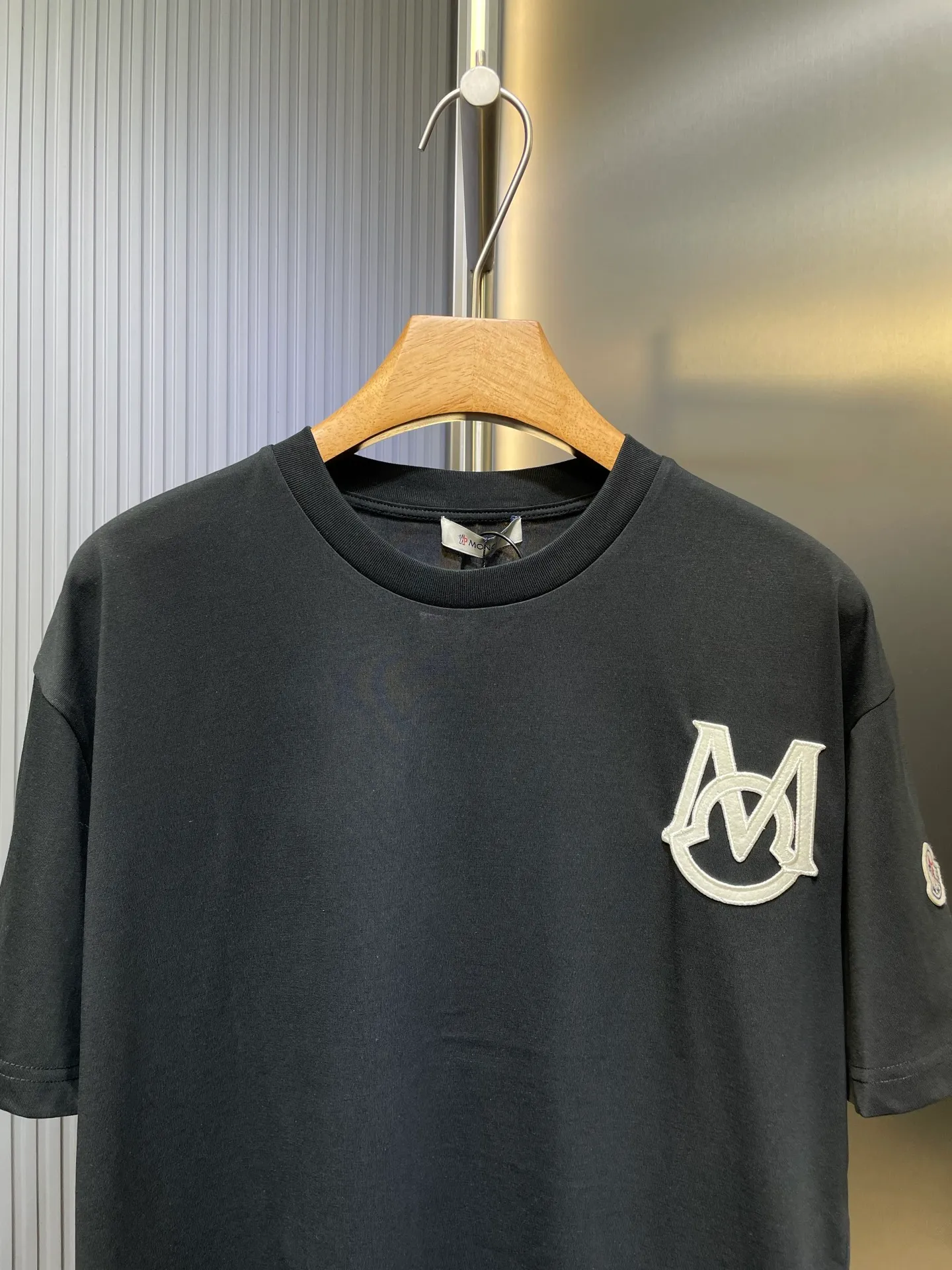 P250 MONCLER 🌟[Top original order] Mongolian embroidered seal logo short-sleeved fabric: Made of 20-count plain weave fabric, the fabric weighs 220 grams, and the fabric is washed to fix the pattern and color. The thread is matched with 1*1 double yarn thread 260 grams. Accessories: The embroidered chapters are completely embroidered using imported machines, and the size and color of each chapter are consistent with the original. This T-shirt is a basic wardrobe item with a classic round neck and short sleeve design. Crafted from cotton jersey, it features a bold monogram patch on the chest. Made of cotton jersey, crew neck, short sleeves, monogrammed patch.  size：s-xl